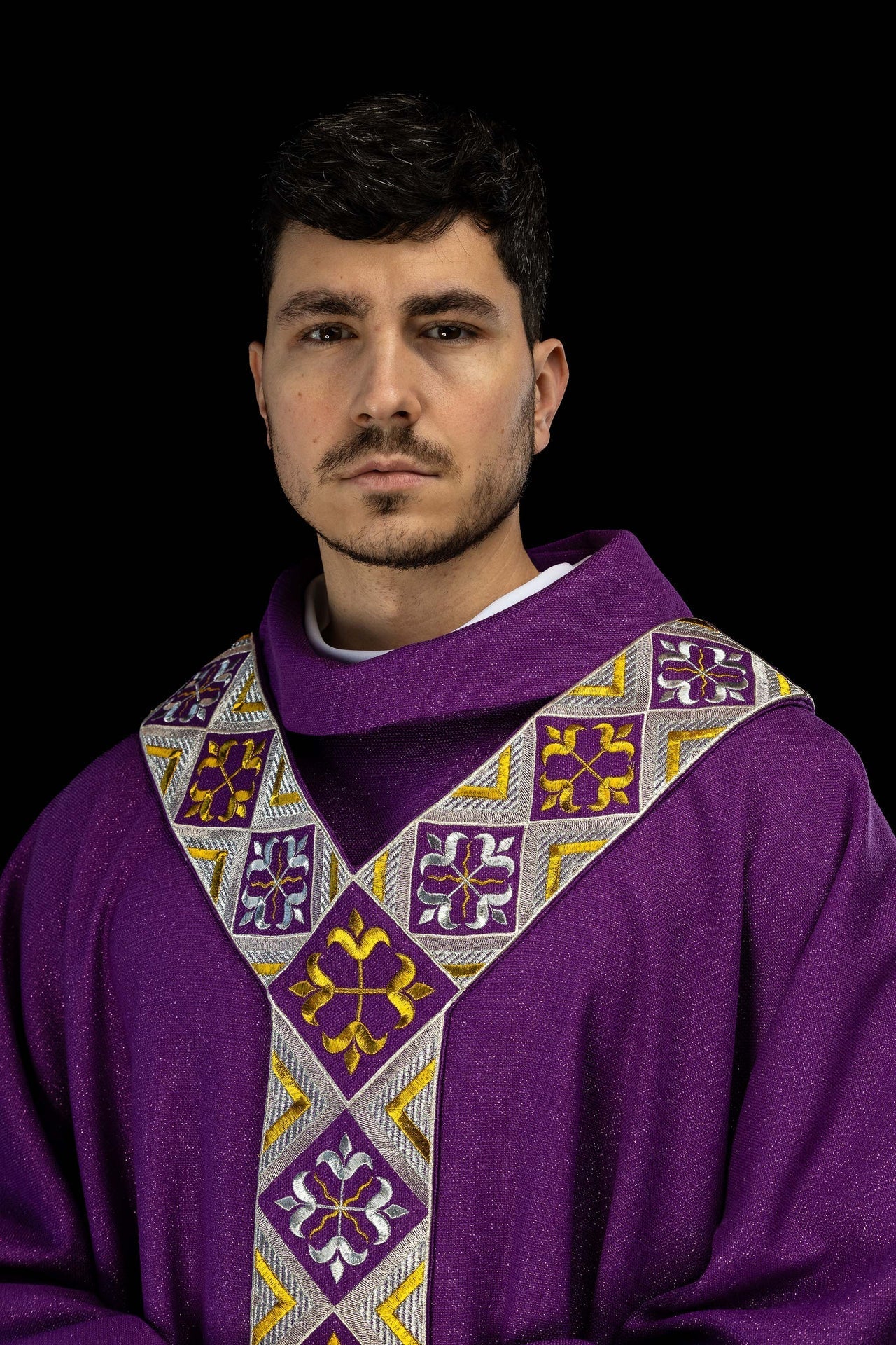 Cíngulo bordado para casulla incluido en el conjunto con la casulla color violeta
