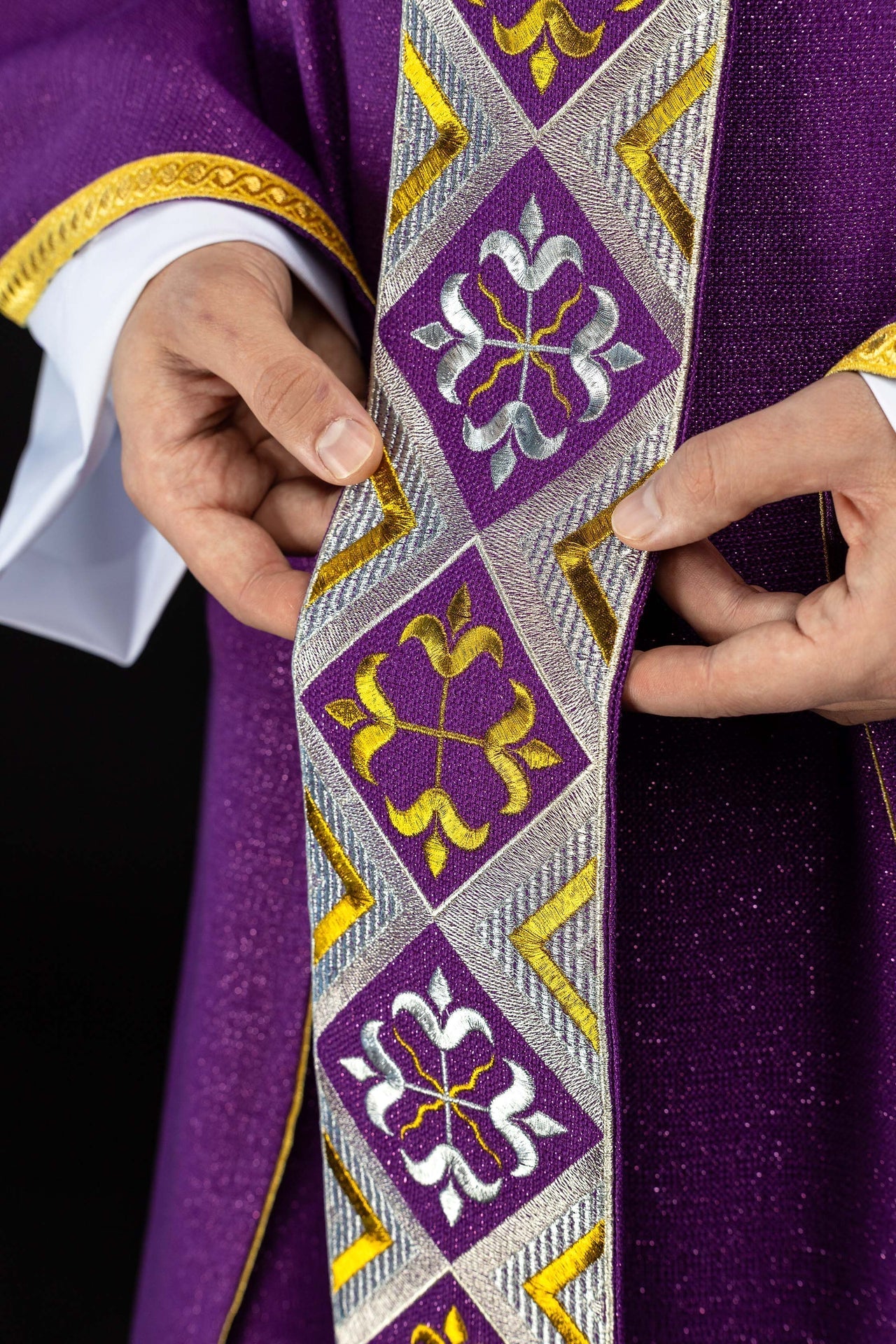 Cíngulo bordado para casulla incluido en el conjunto con la casulla color violeta