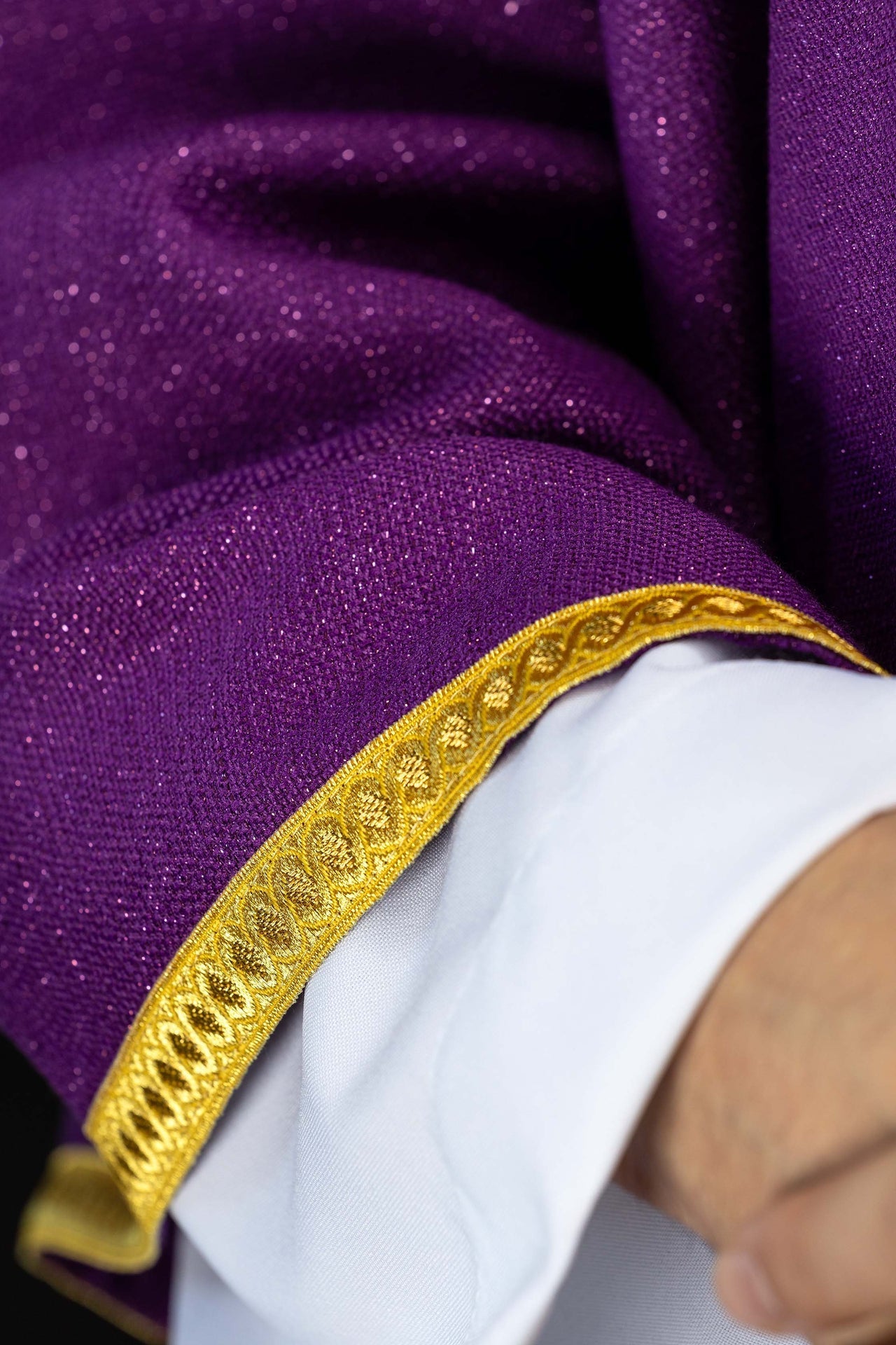 Cíngulo bordado para casulla incluido en el conjunto con la casulla color violeta