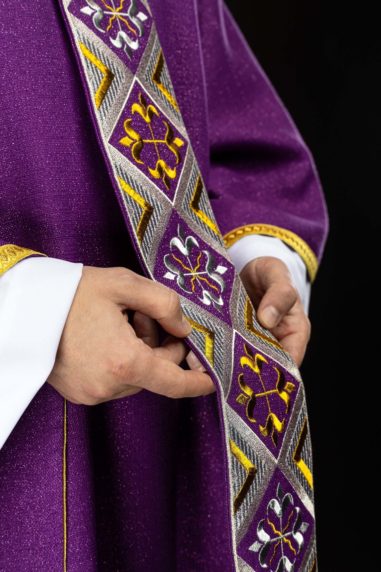 Cíngulo bordado para casulla incluido en el conjunto con la casulla color violeta