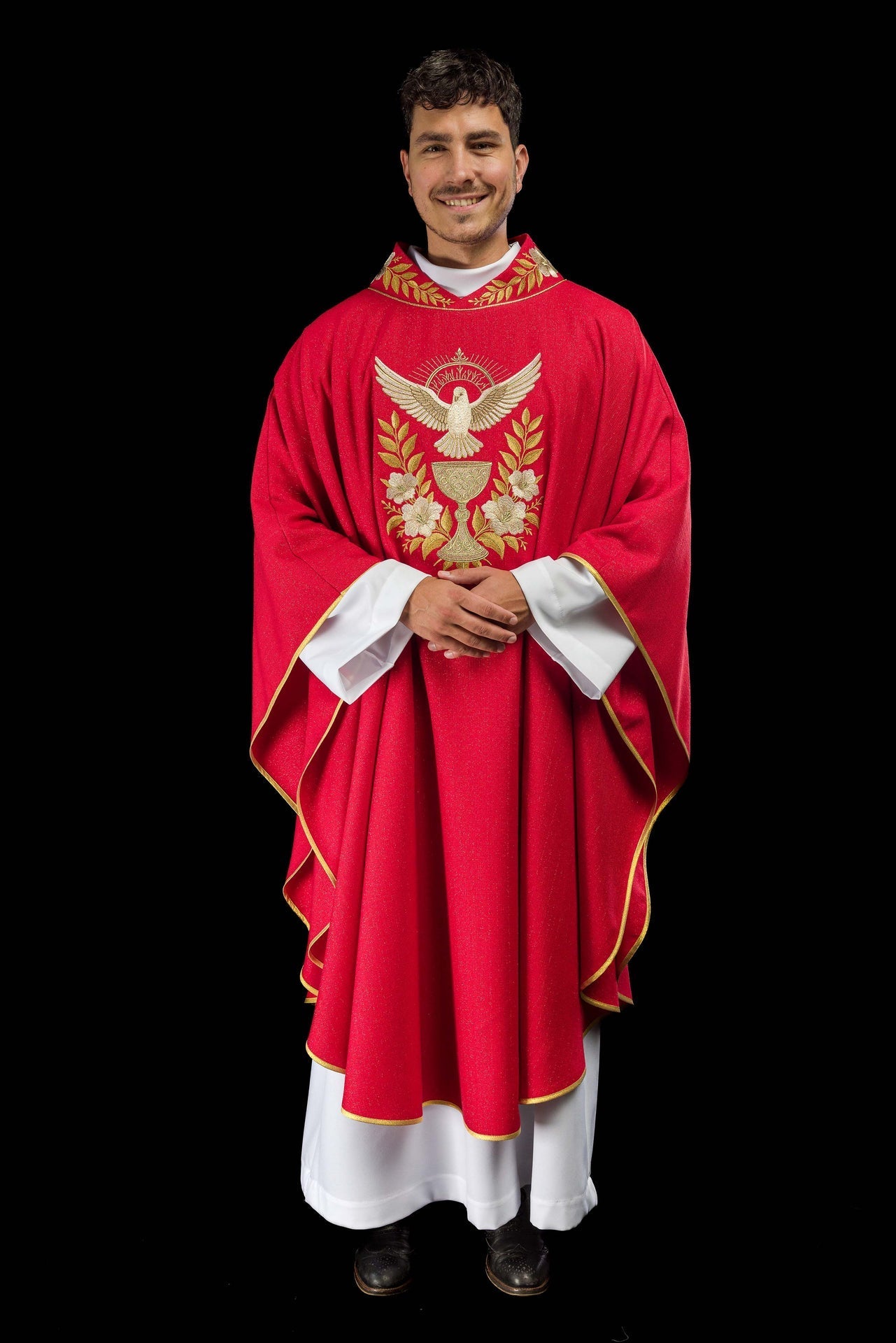 Casulla roja con cuello bordado y símbolo del Espíritu Santo