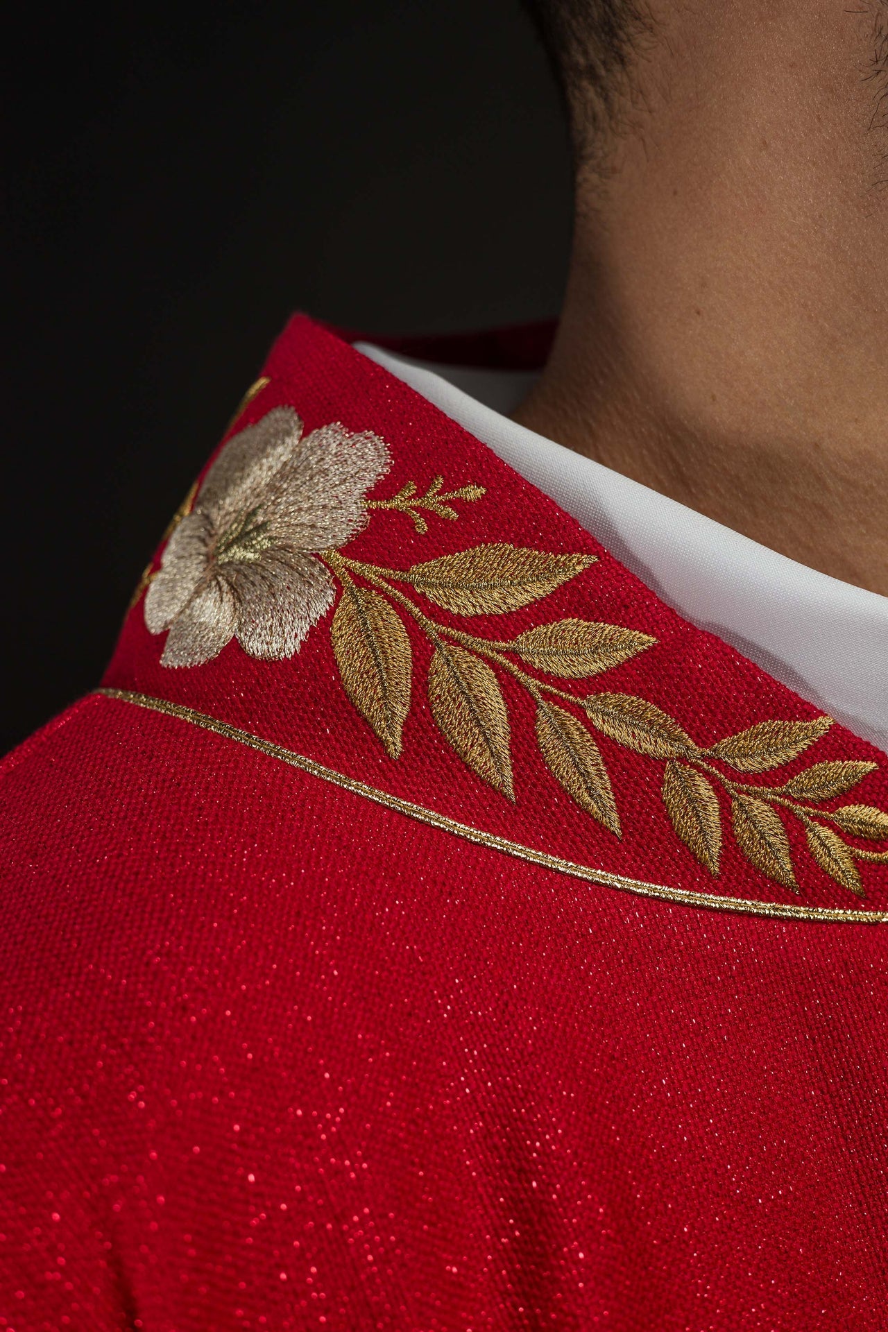 Casulla roja con cuello bordado y símbolo del Espíritu Santo