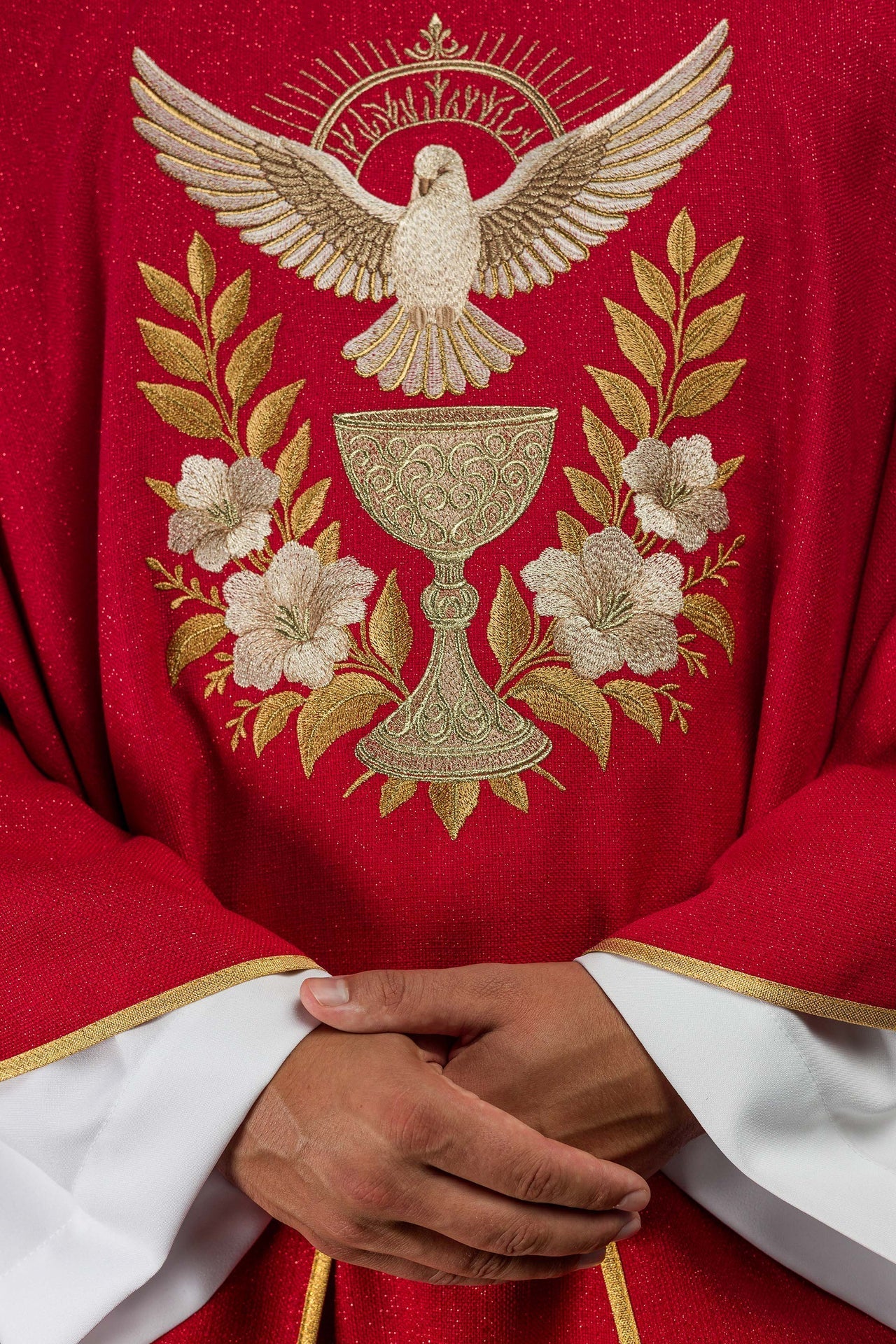 Casulla roja con cuello bordado y símbolo del Espíritu Santo