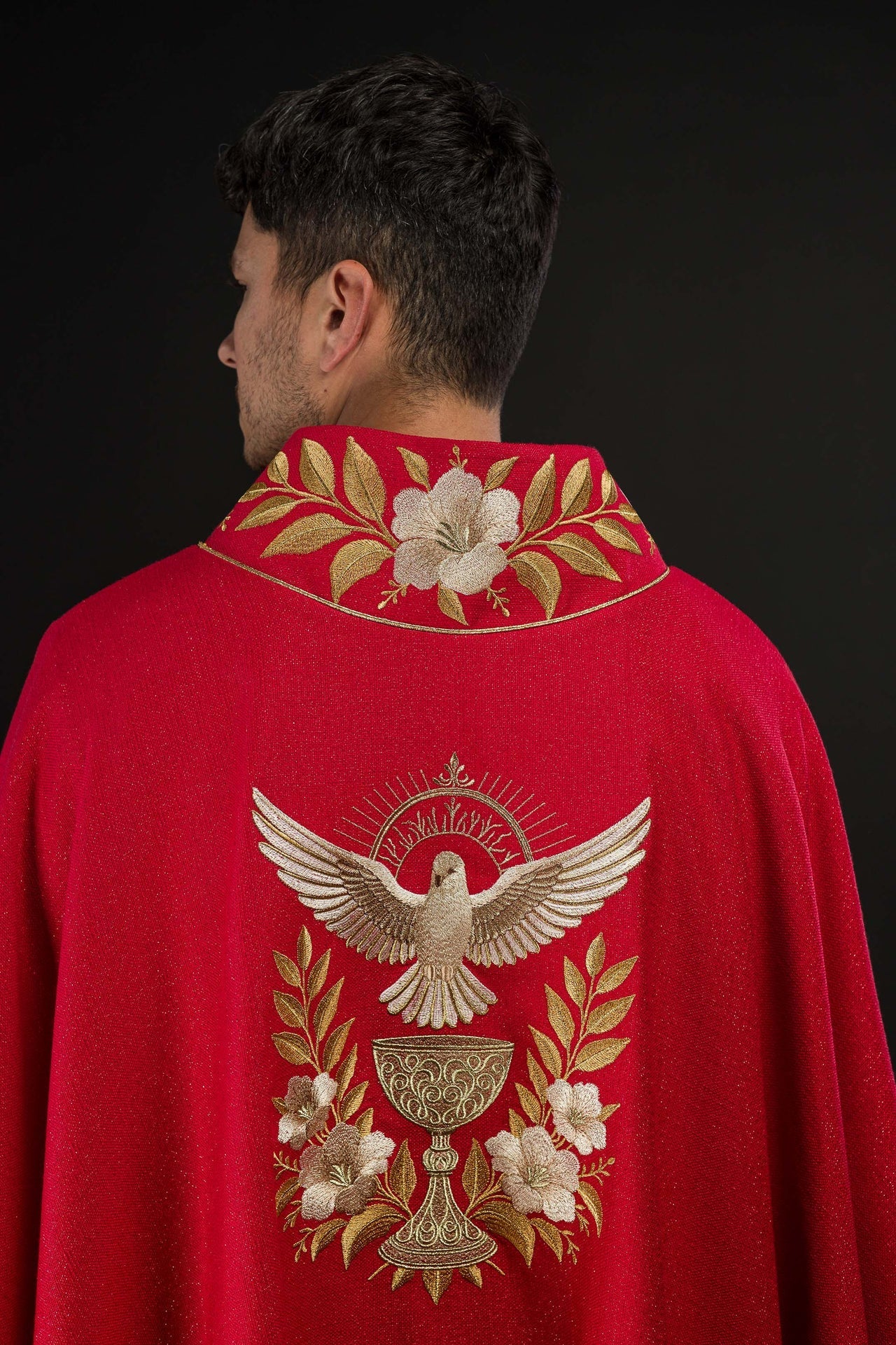 Casulla roja con cuello bordado y símbolo del Espíritu Santo