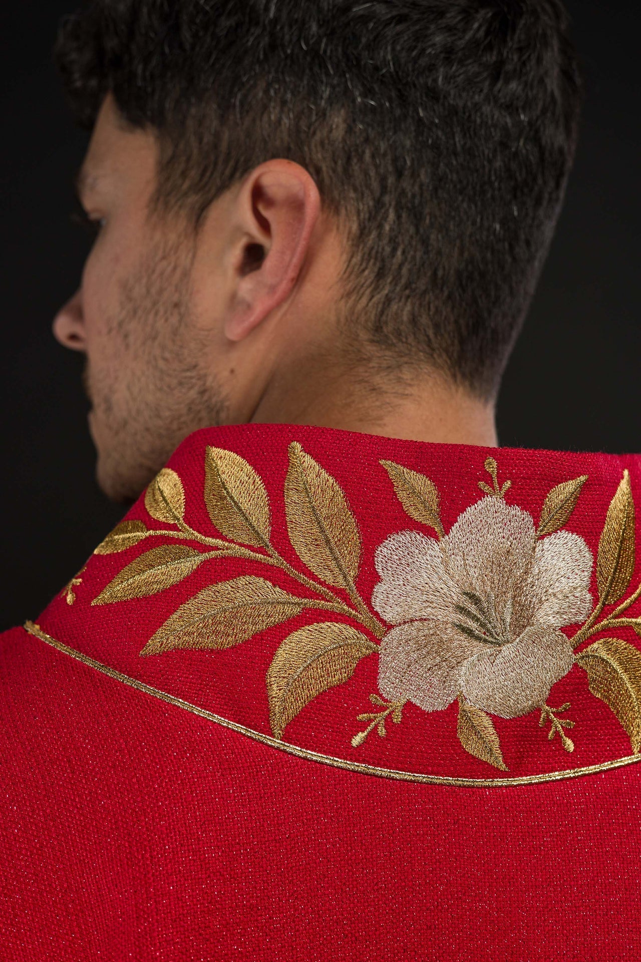 Casulla roja con cuello bordado y símbolo del Espíritu Santo
