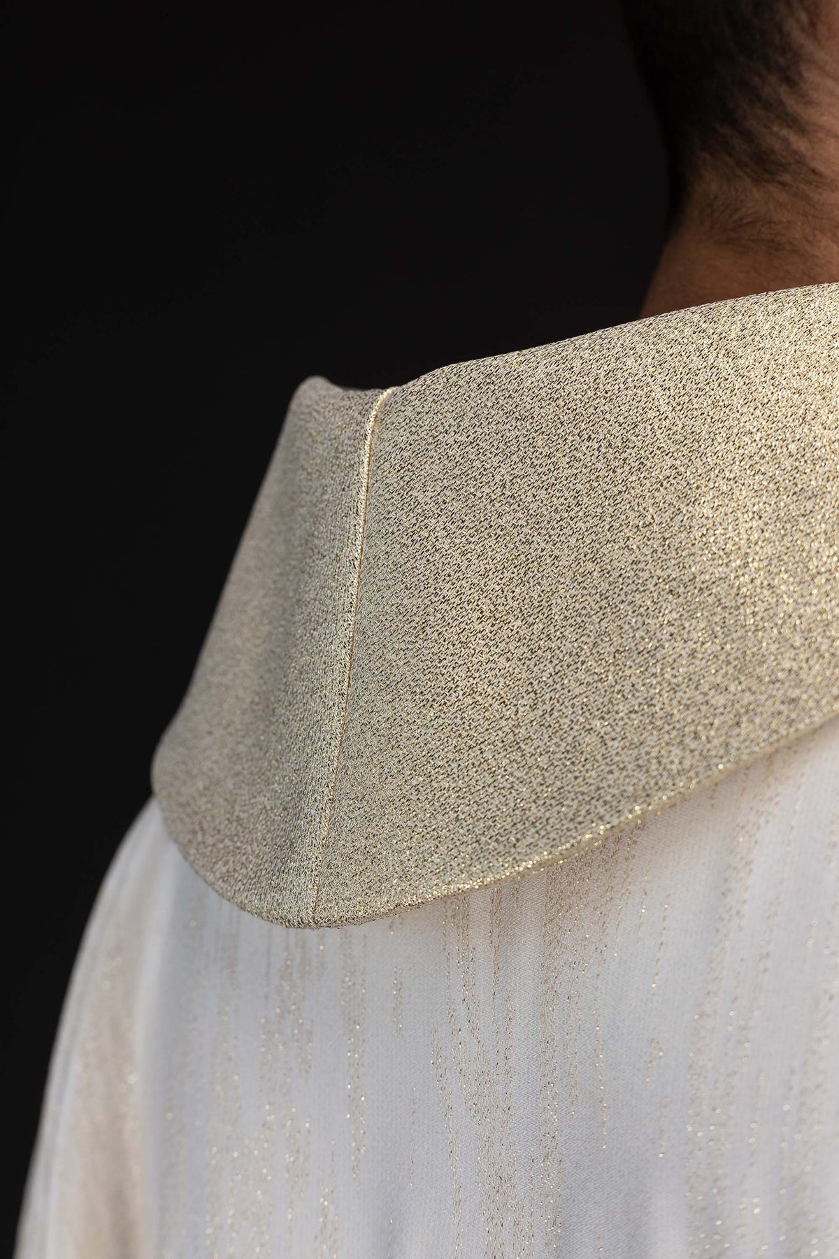 Casulla bordada beige con motivo de pelícano en tela brillante