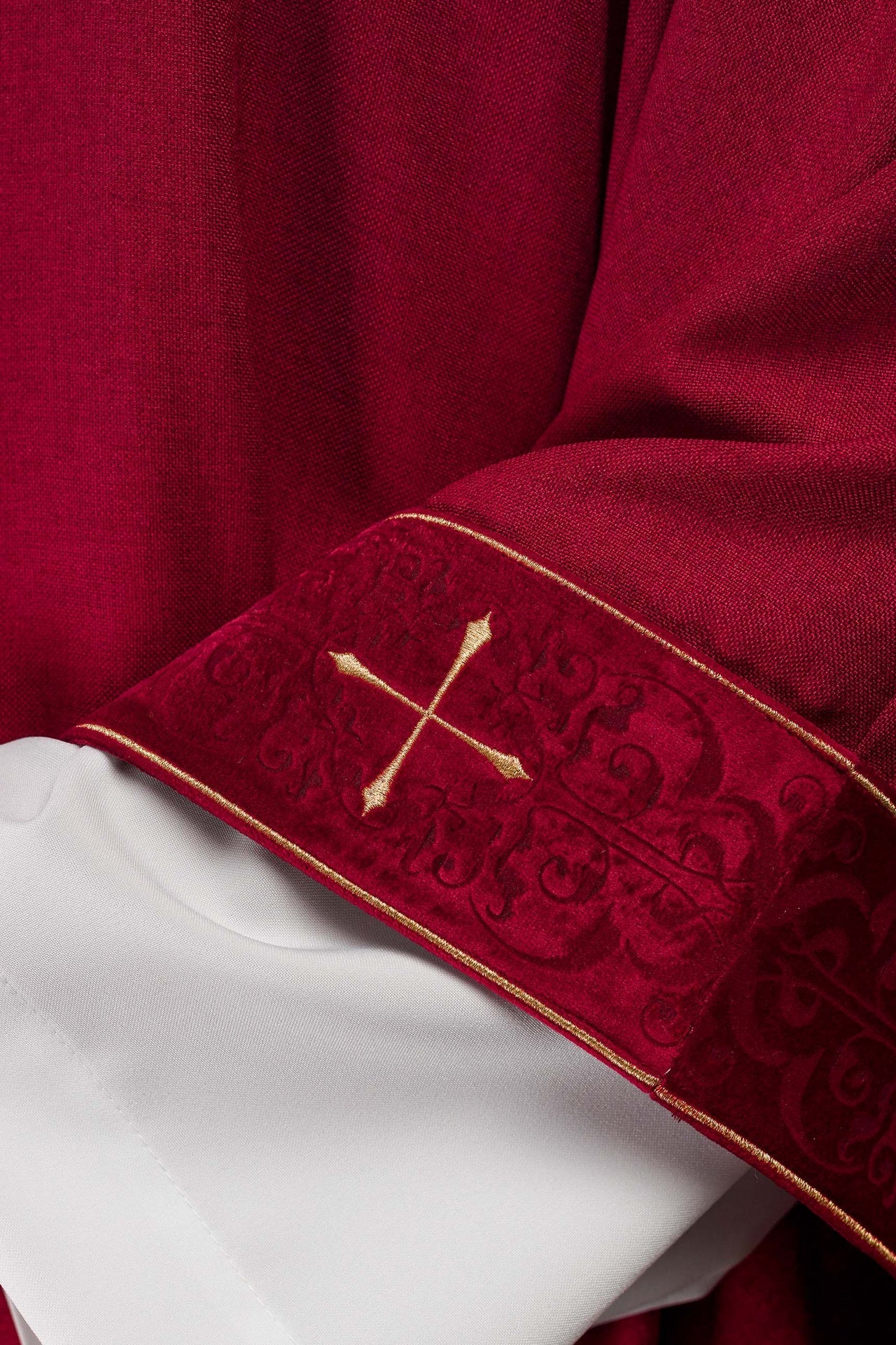 Casulla en color rojo con banda y cuello bordados de cruces