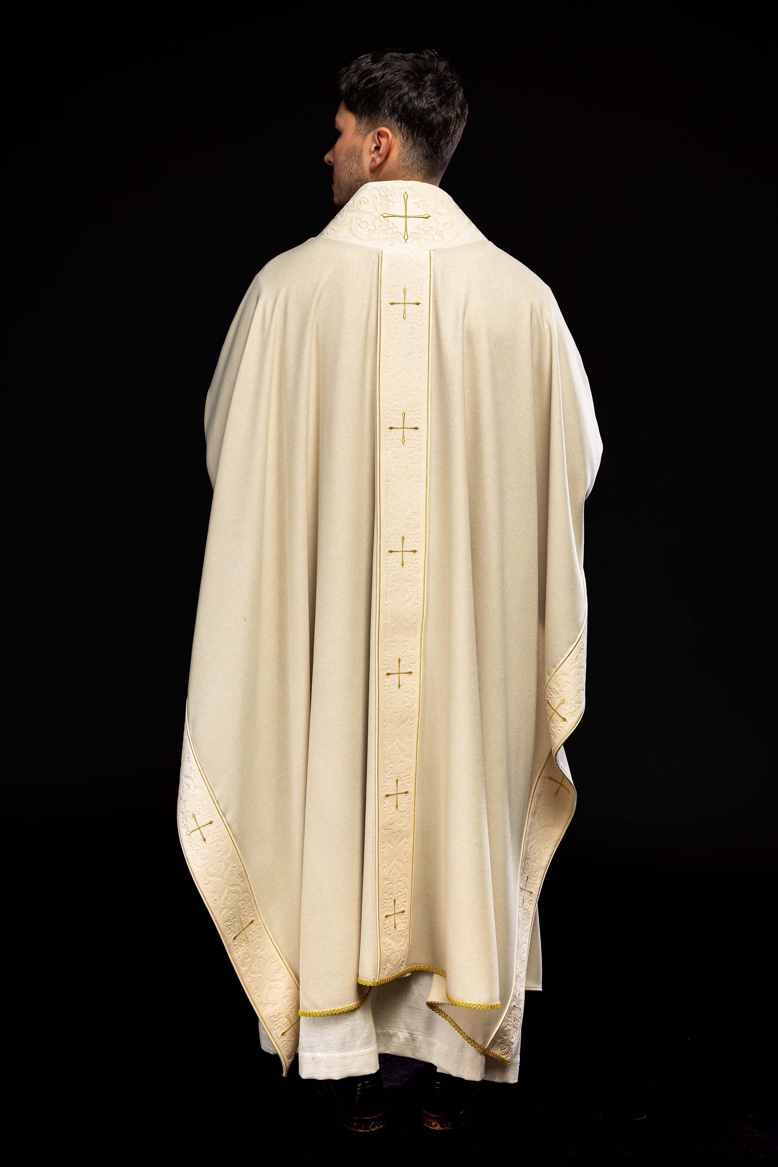 Casulla color ecru con banda y cuello bordados con cruces