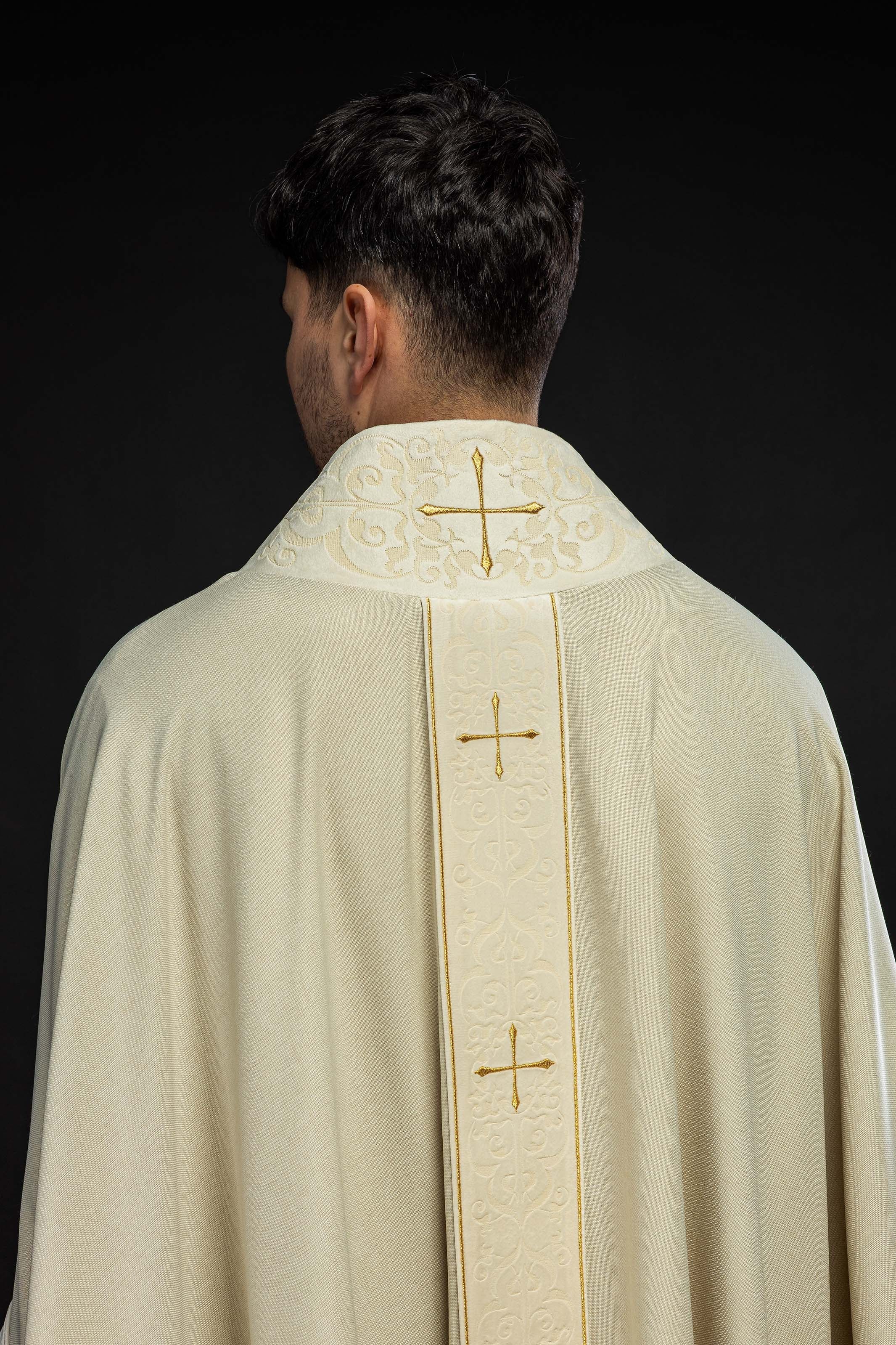 Casulla color ecru con banda y cuello bordados con cruces