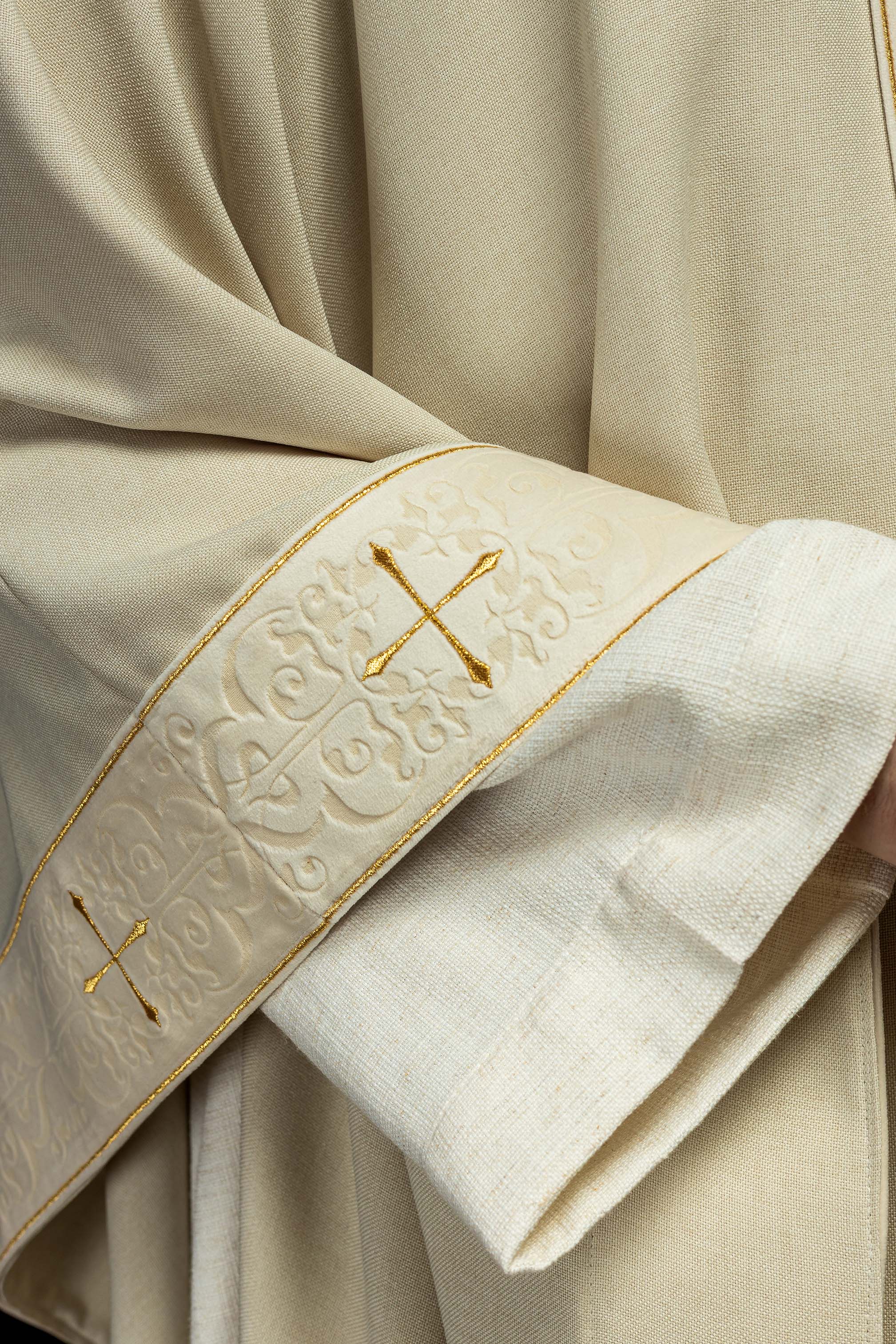 Casulla color ecru con banda y cuello bordados con cruces