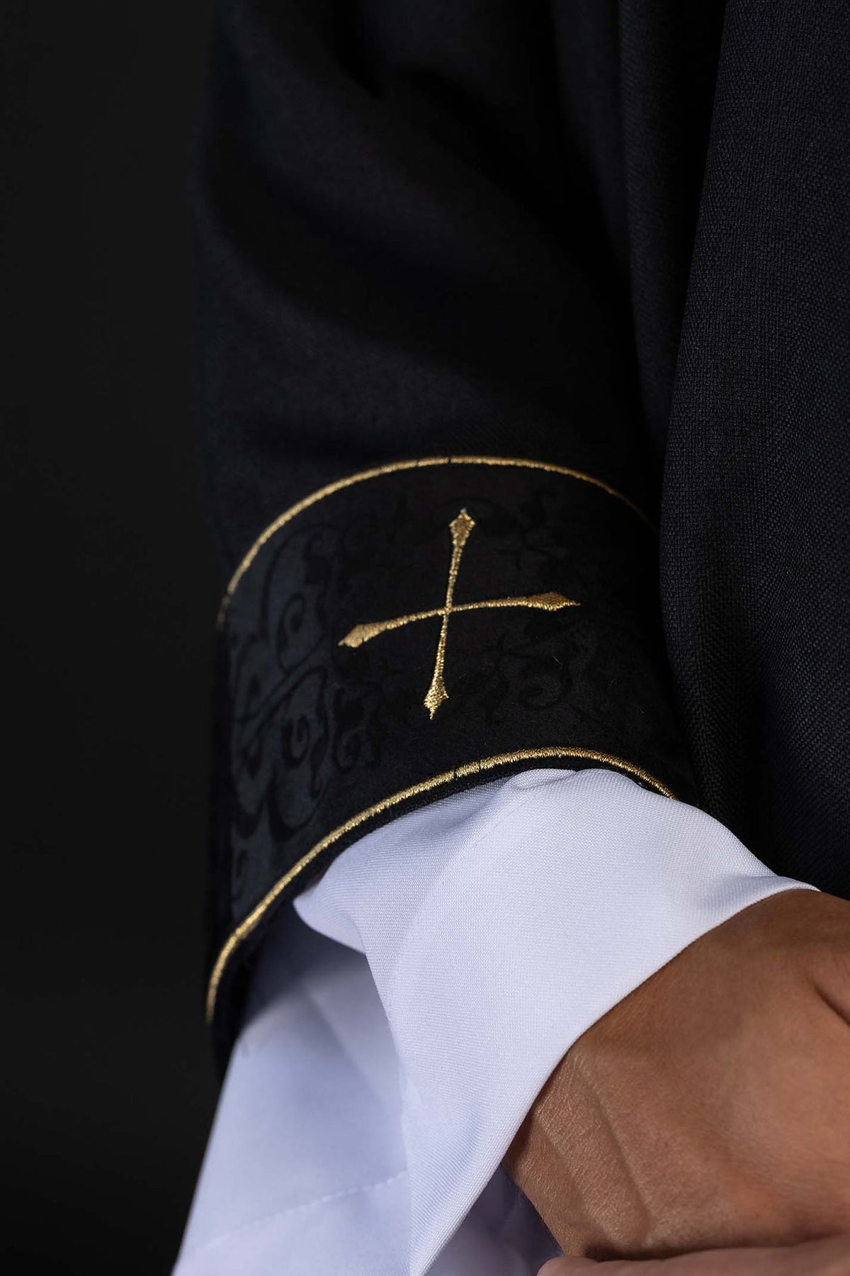 Casulla negra con estolón bordado y cuello con cruces