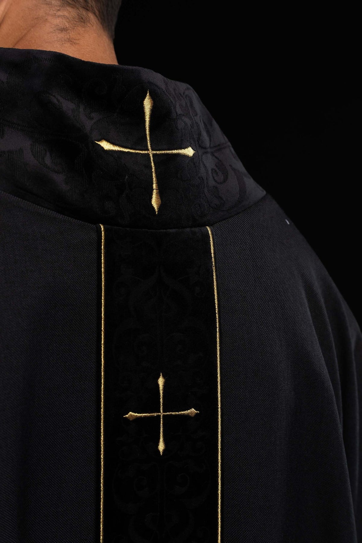 Casulla negra con estolón bordado y cuello con cruces