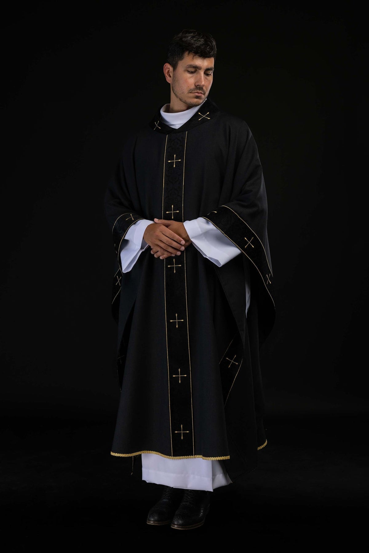Casulla negra con estolón bordado y cuello con cruces
