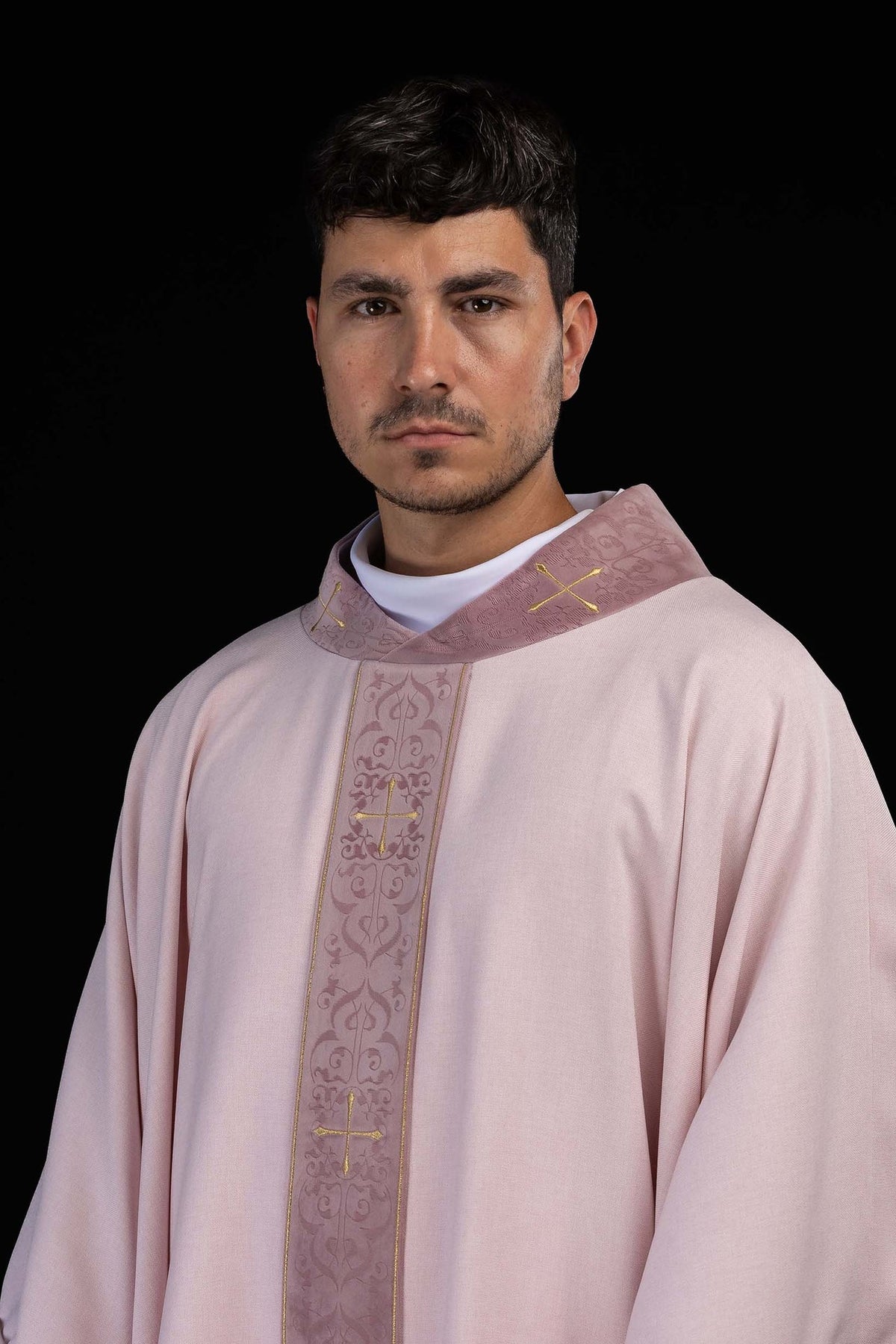 Casulla litúrgica rosa con estolón bordado y cuello con cruces