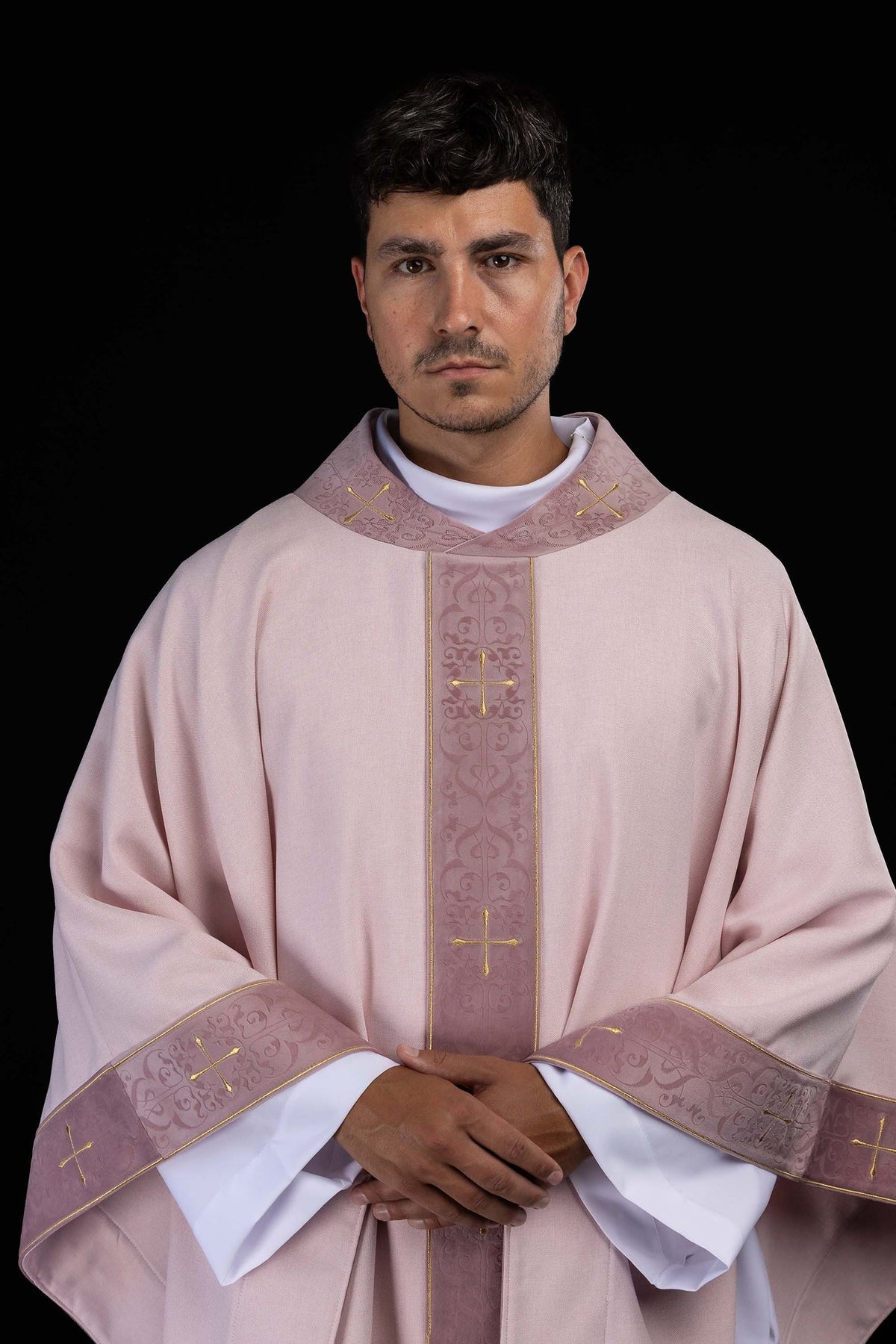 Casulla litúrgica rosa con estolón bordado y cuello con cruces