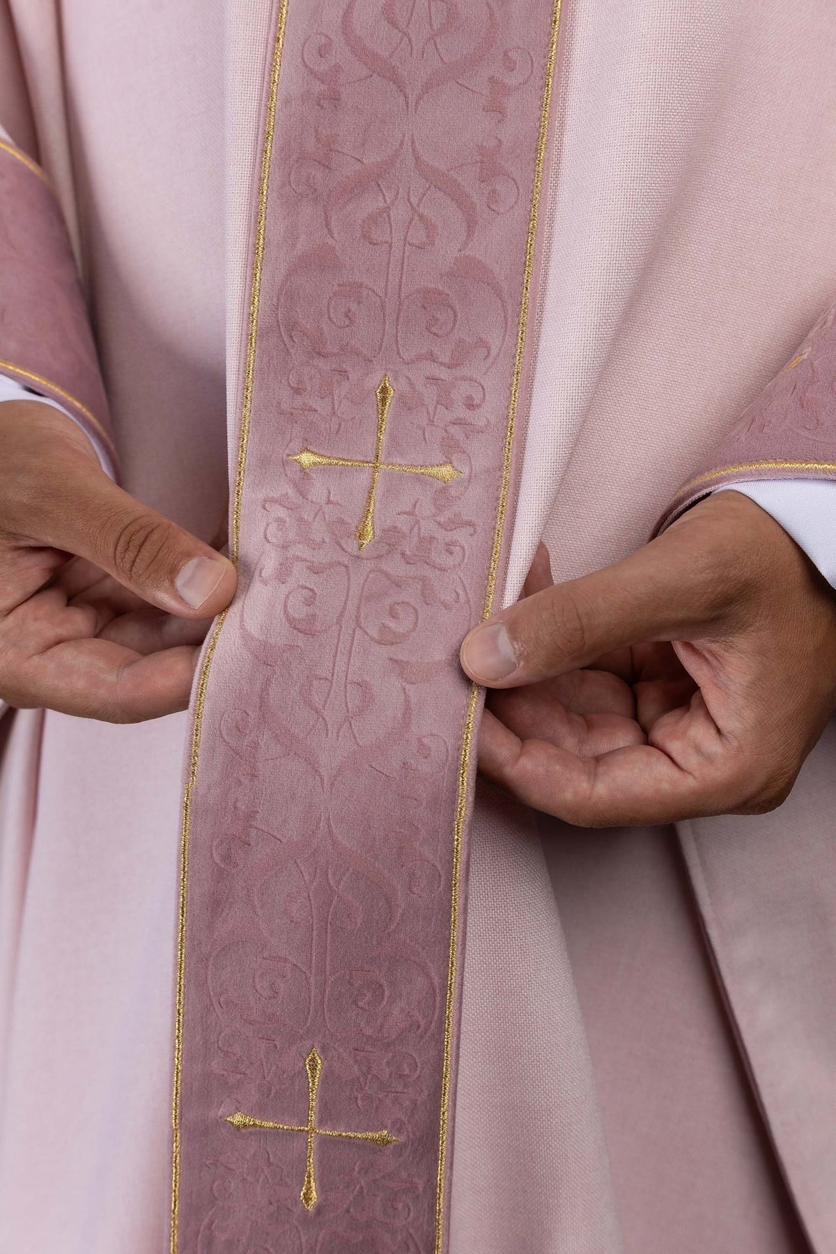 Casulla litúrgica rosa con estolón bordado y cuello con cruces