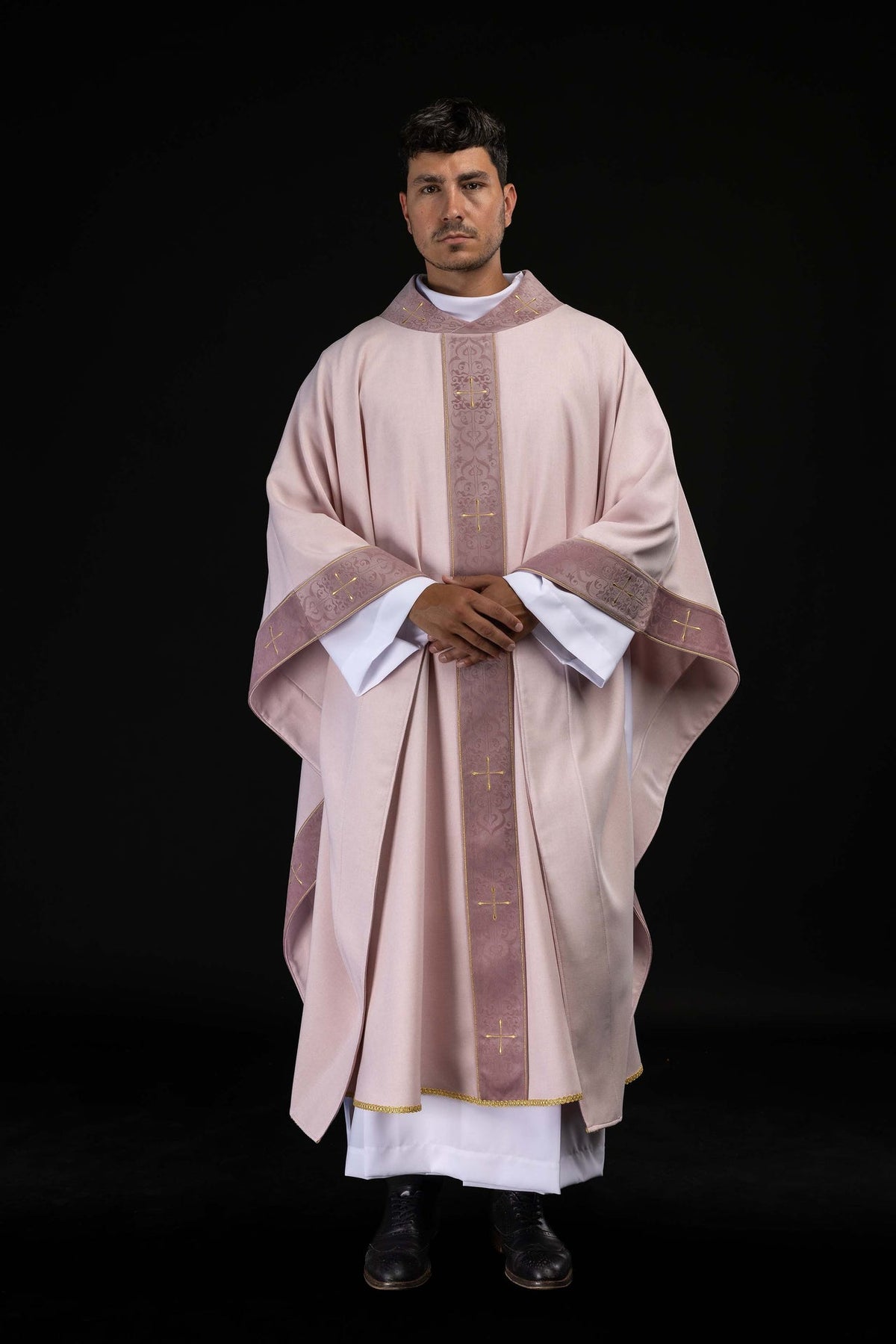 Casulla litúrgica rosa con estolón bordado y cuello con cruces