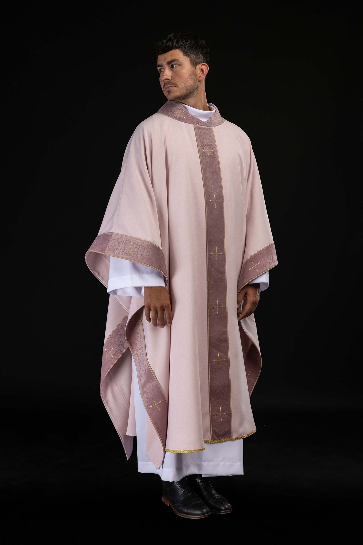 Casulla litúrgica rosa con estolón bordado y cuello con cruces