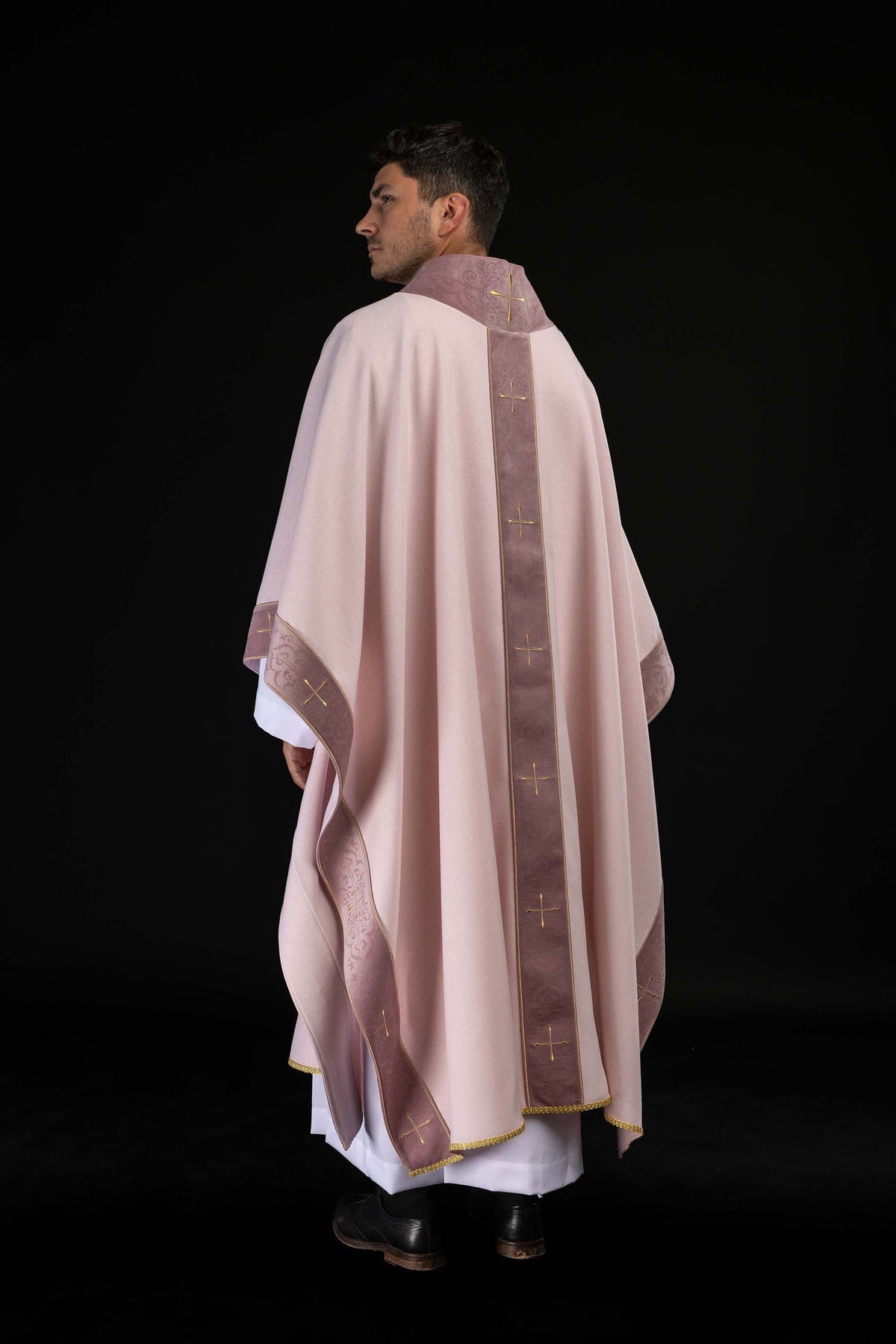 Casulla litúrgica rosa con estolón bordado y cuello con cruces