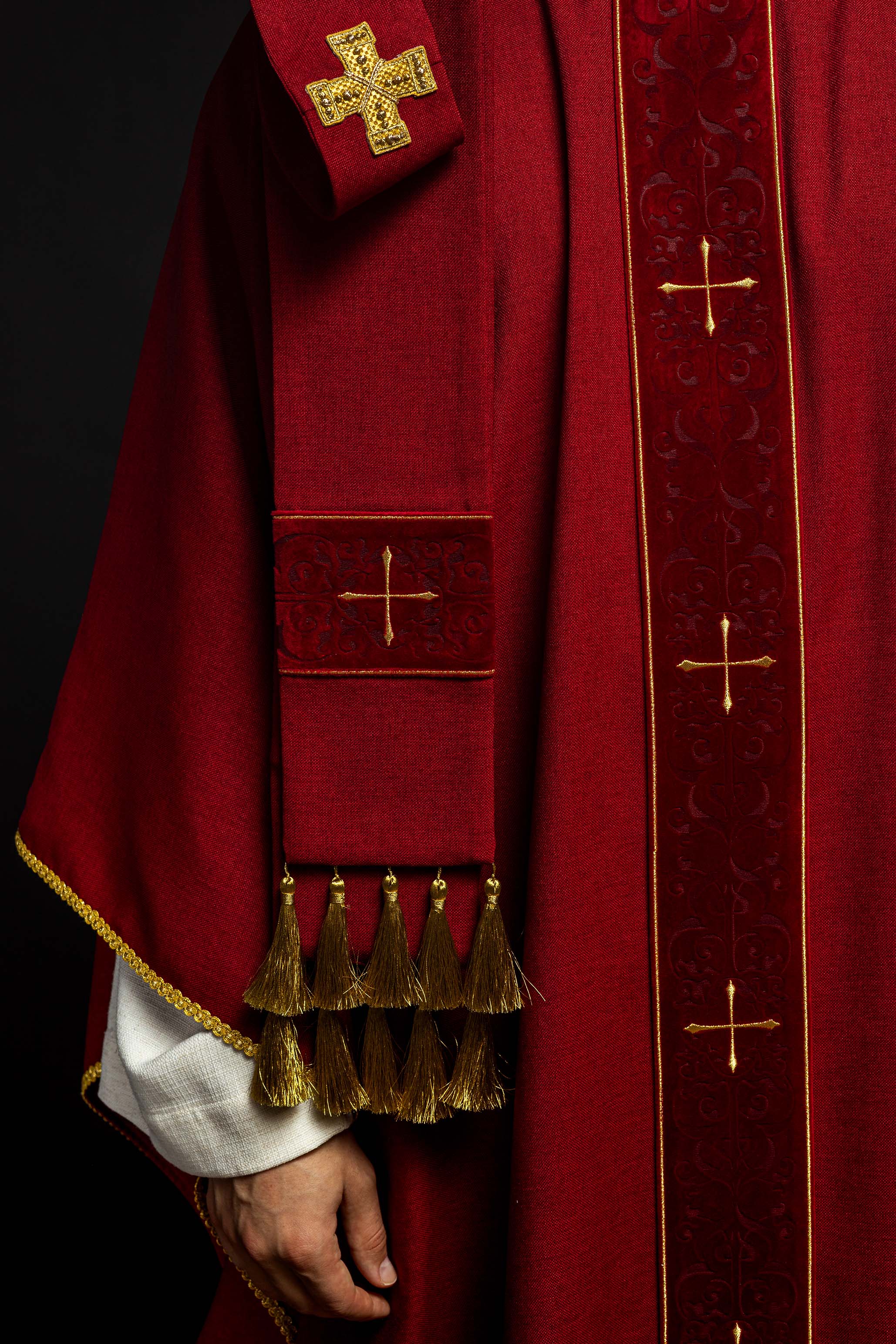 Casulla de color rojo con banda bordada con cruces