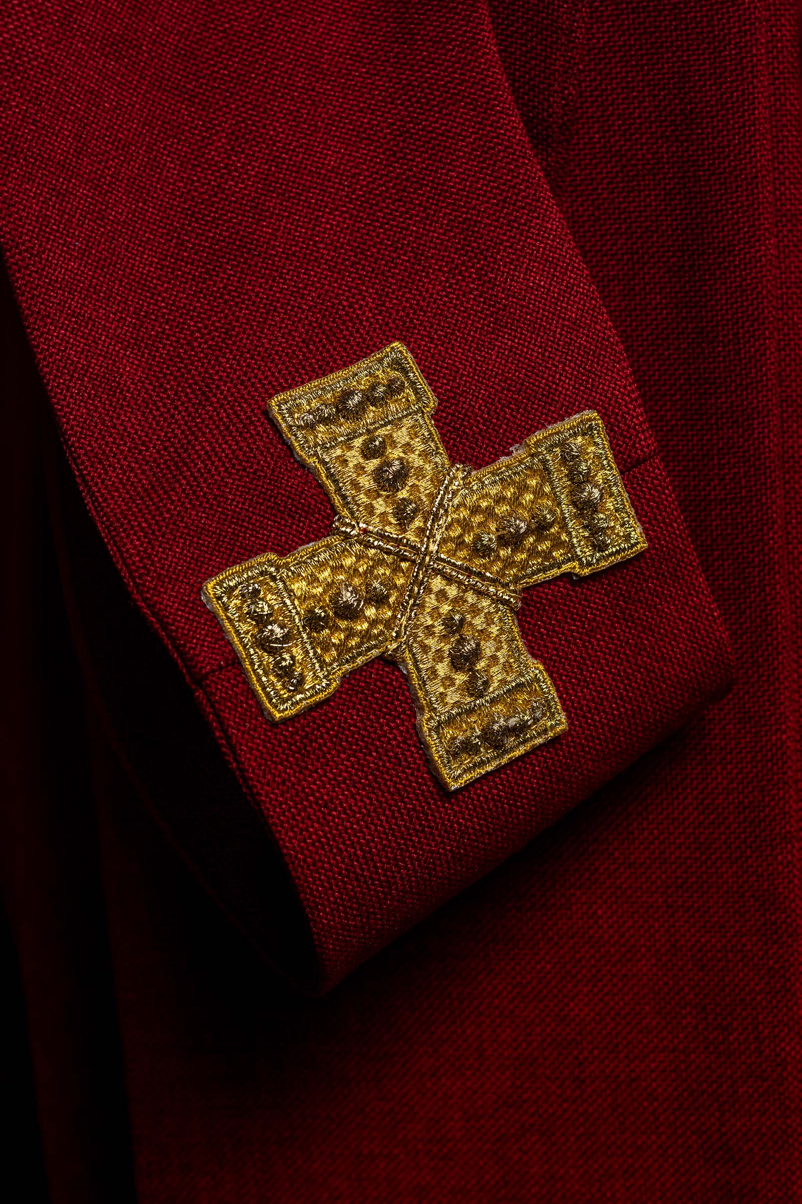 Casulla de color rojo con banda bordada con cruces