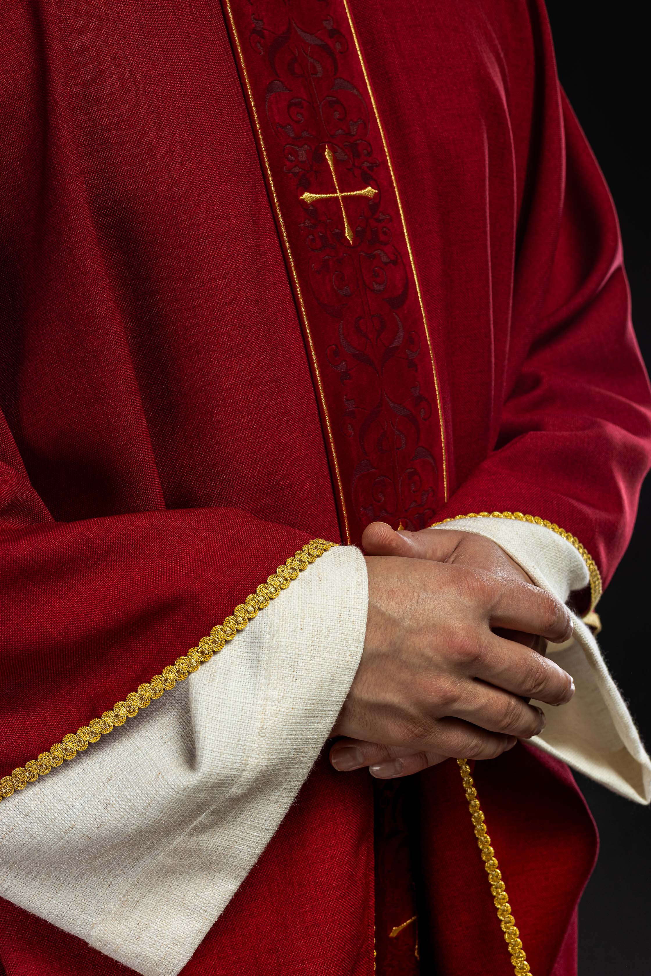 Casulla de color rojo con banda bordada con cruces