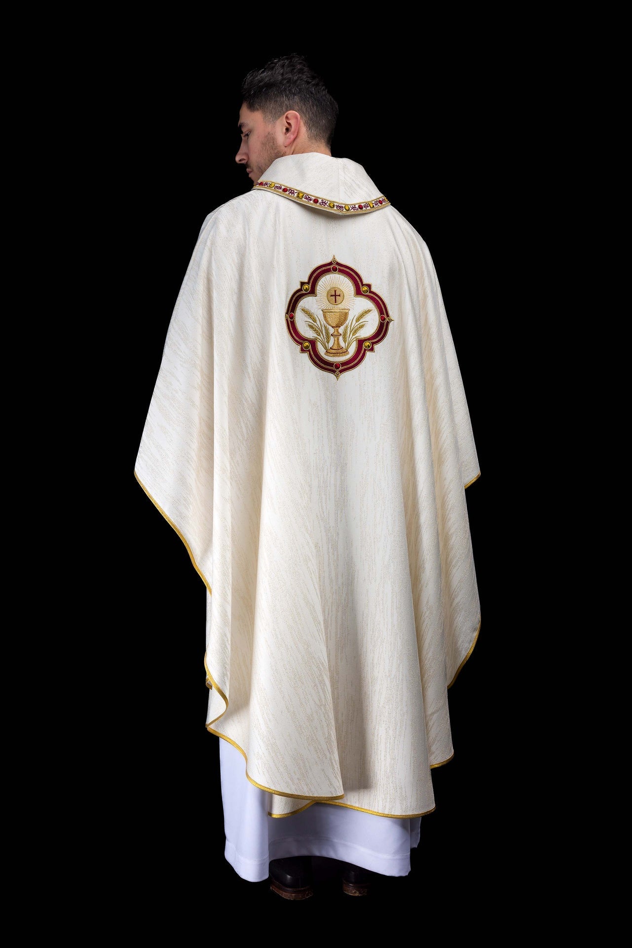 Casulla bordada con la imagen del Sagrado Corazón de Jesús y del cáliz eucarístico