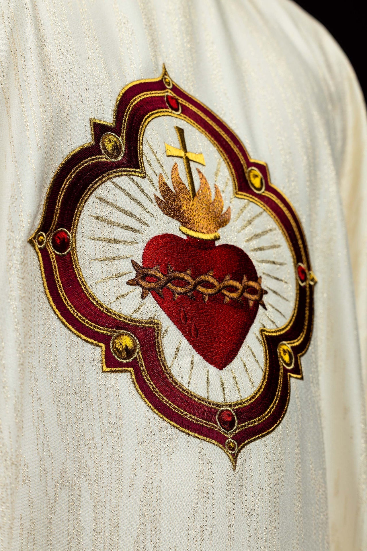 Casulla bordada con la imagen del Sagrado Corazón de Jesús y del cáliz eucarístico