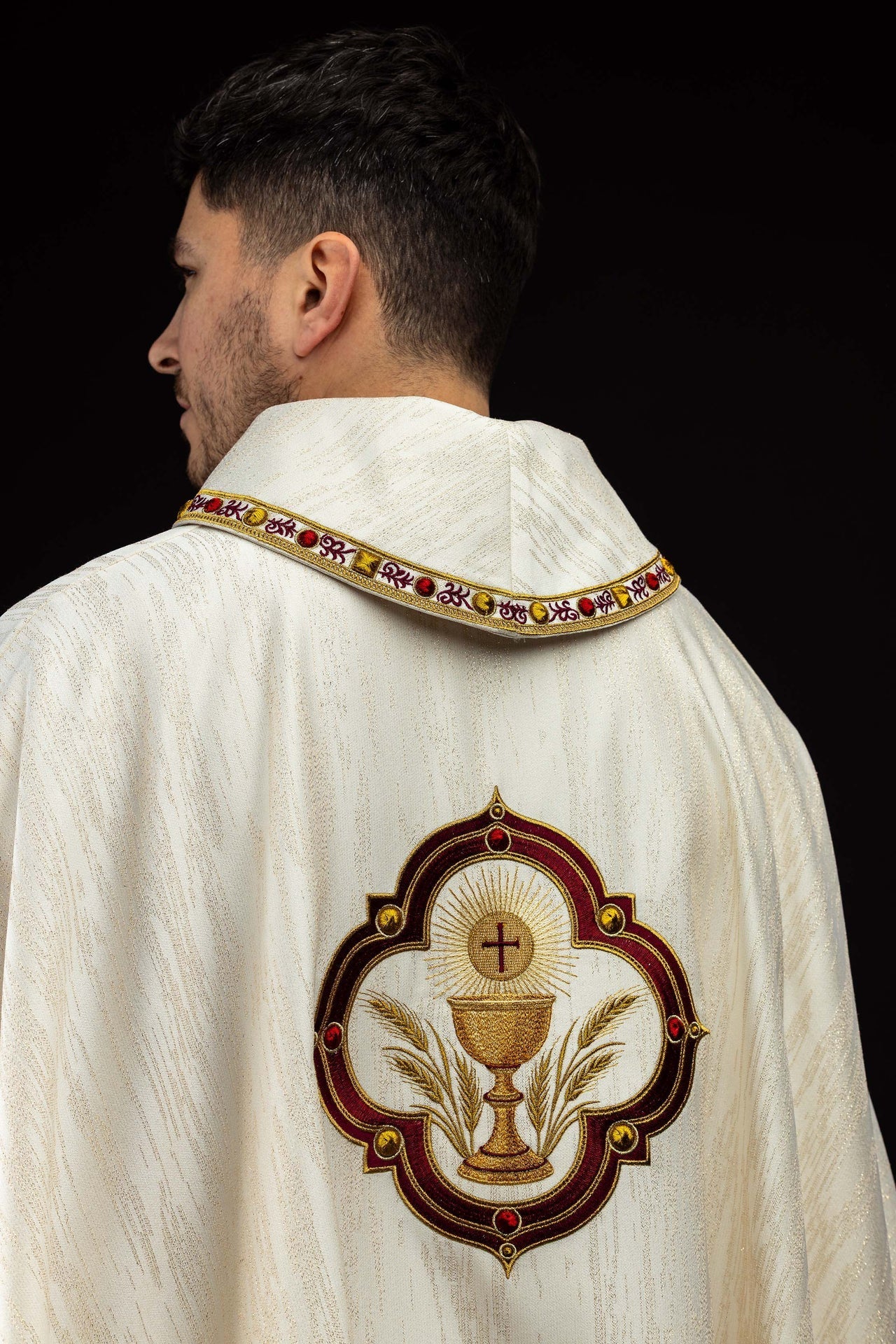 Casulla bordada con la imagen del Sagrado Corazón de Jesús y del cáliz eucarístico