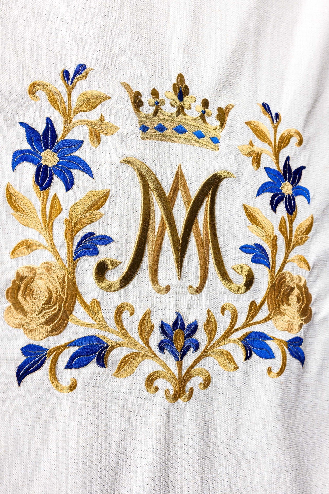 Mantel para ambón con bordado mariano en color ecru