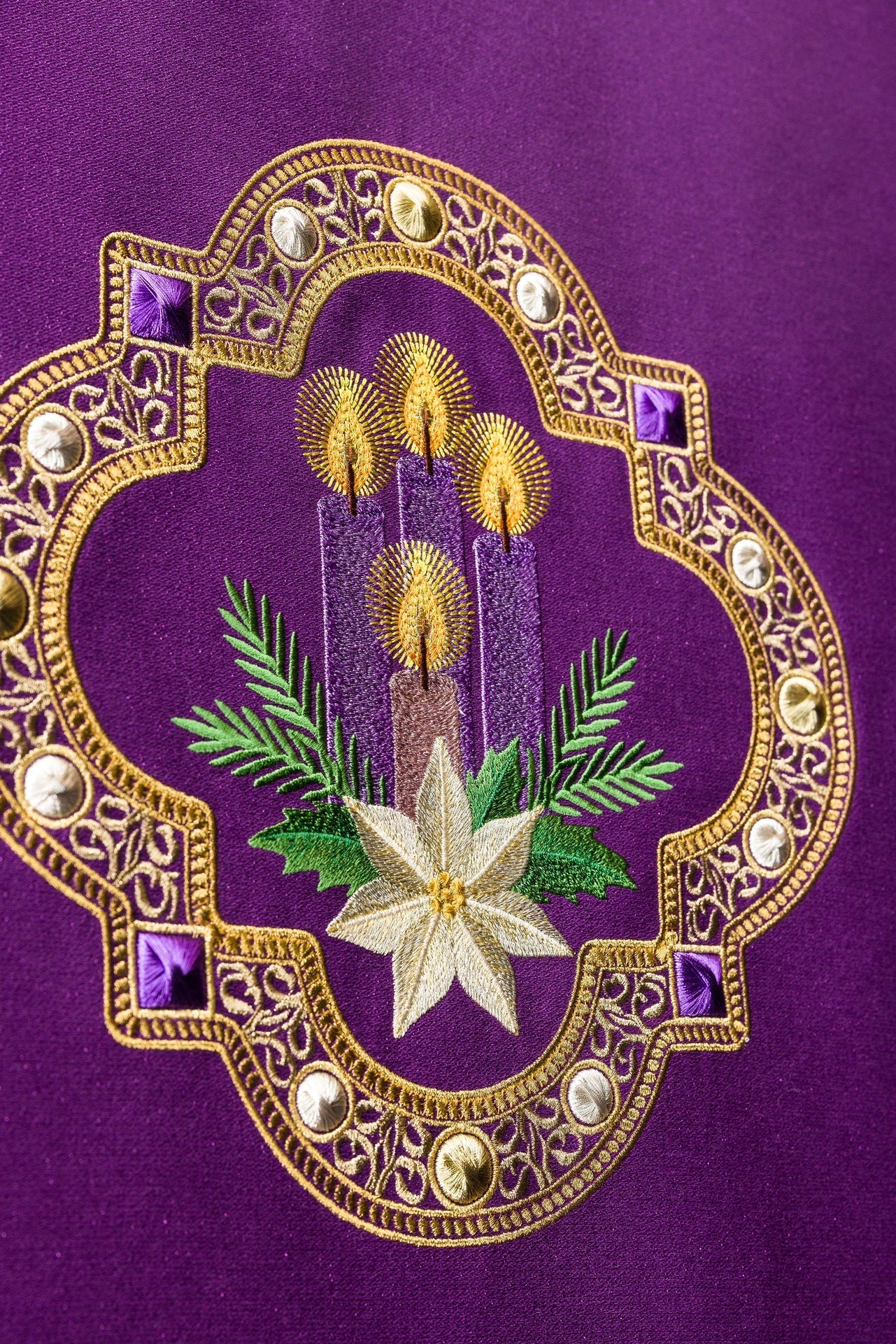 Mantel para ambón con bordado de Adviento en color violeta