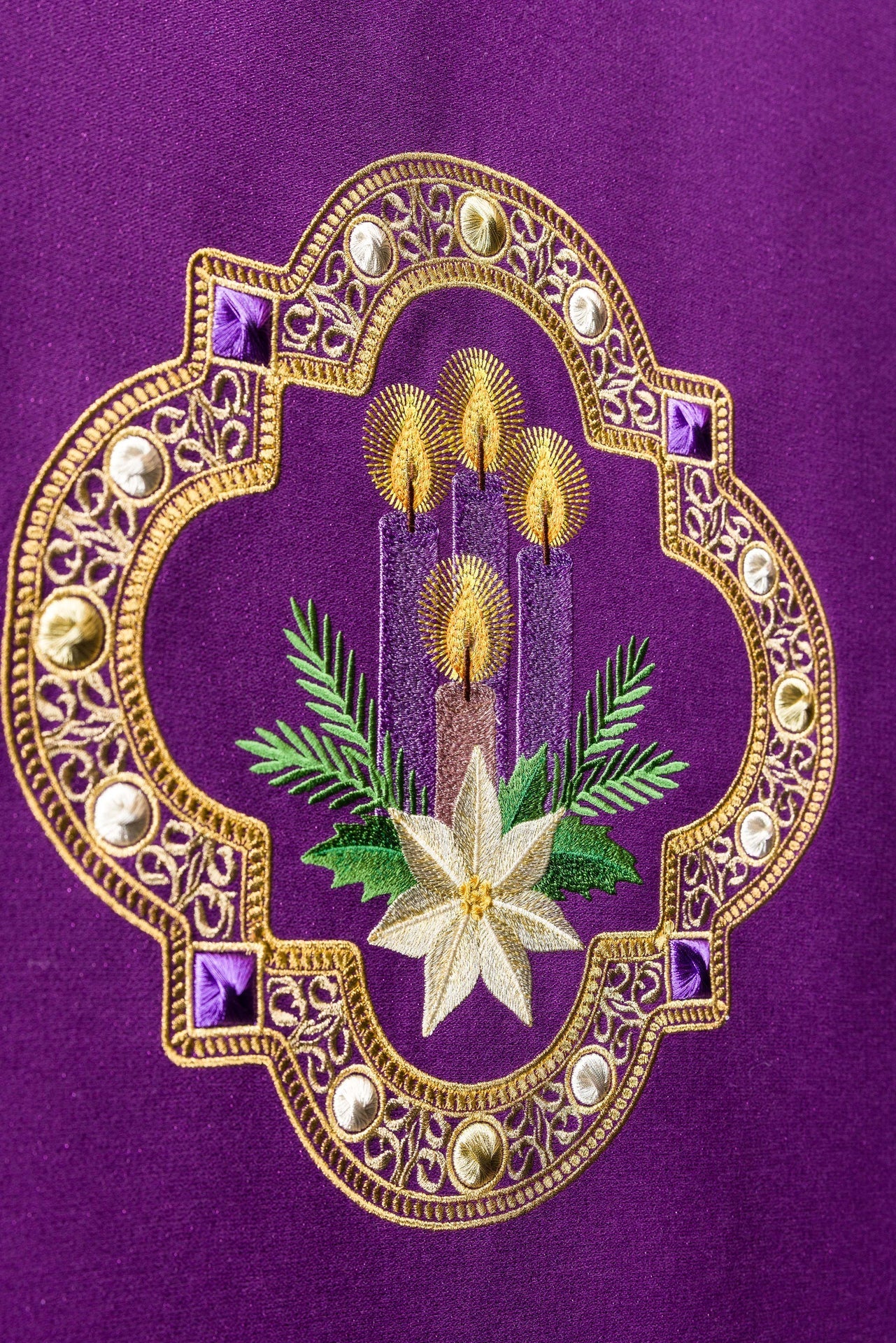 Mantel para ambón con bordado de Adviento en color violeta