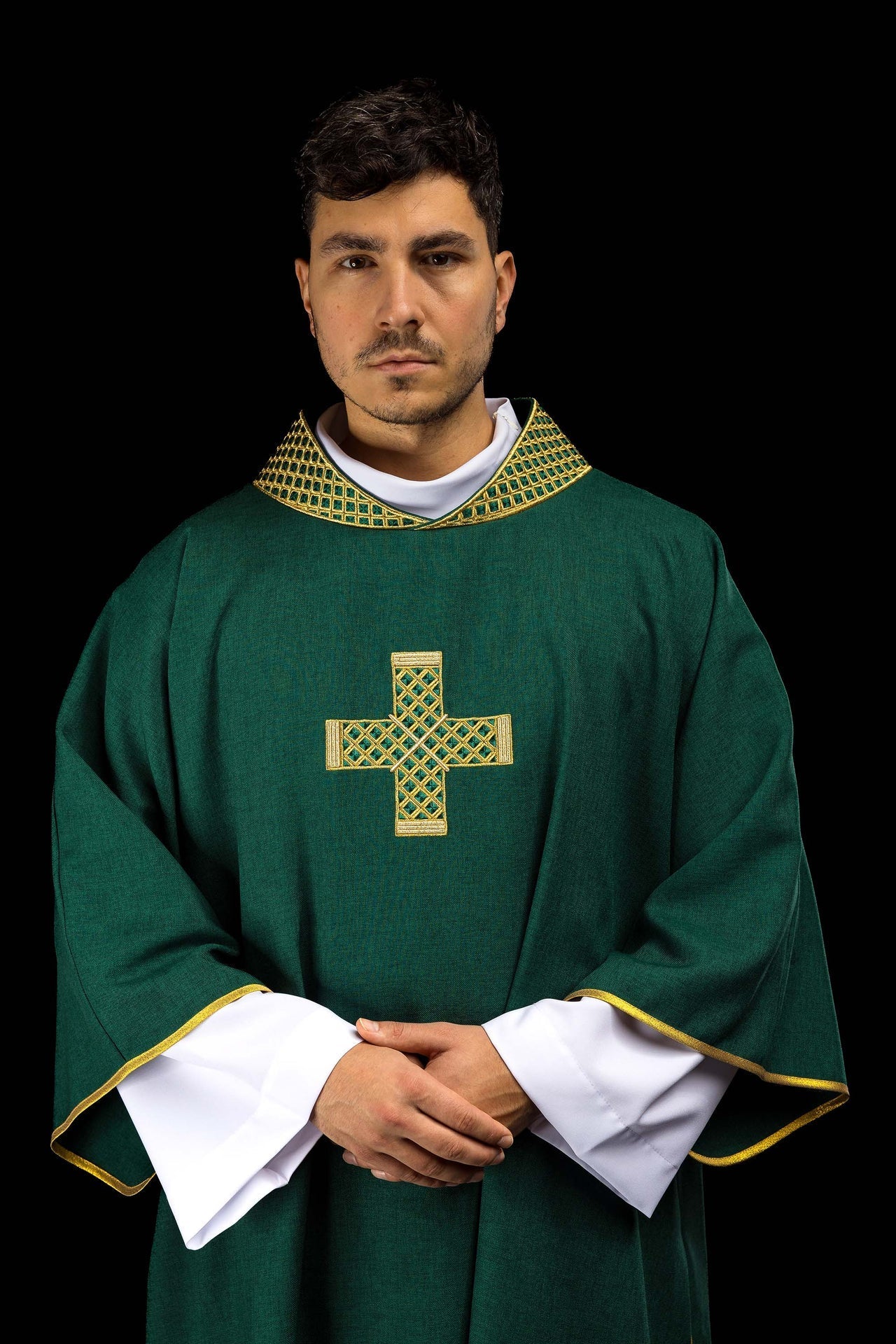 Dalmatica verde con cruces bordadas y cuello decorado