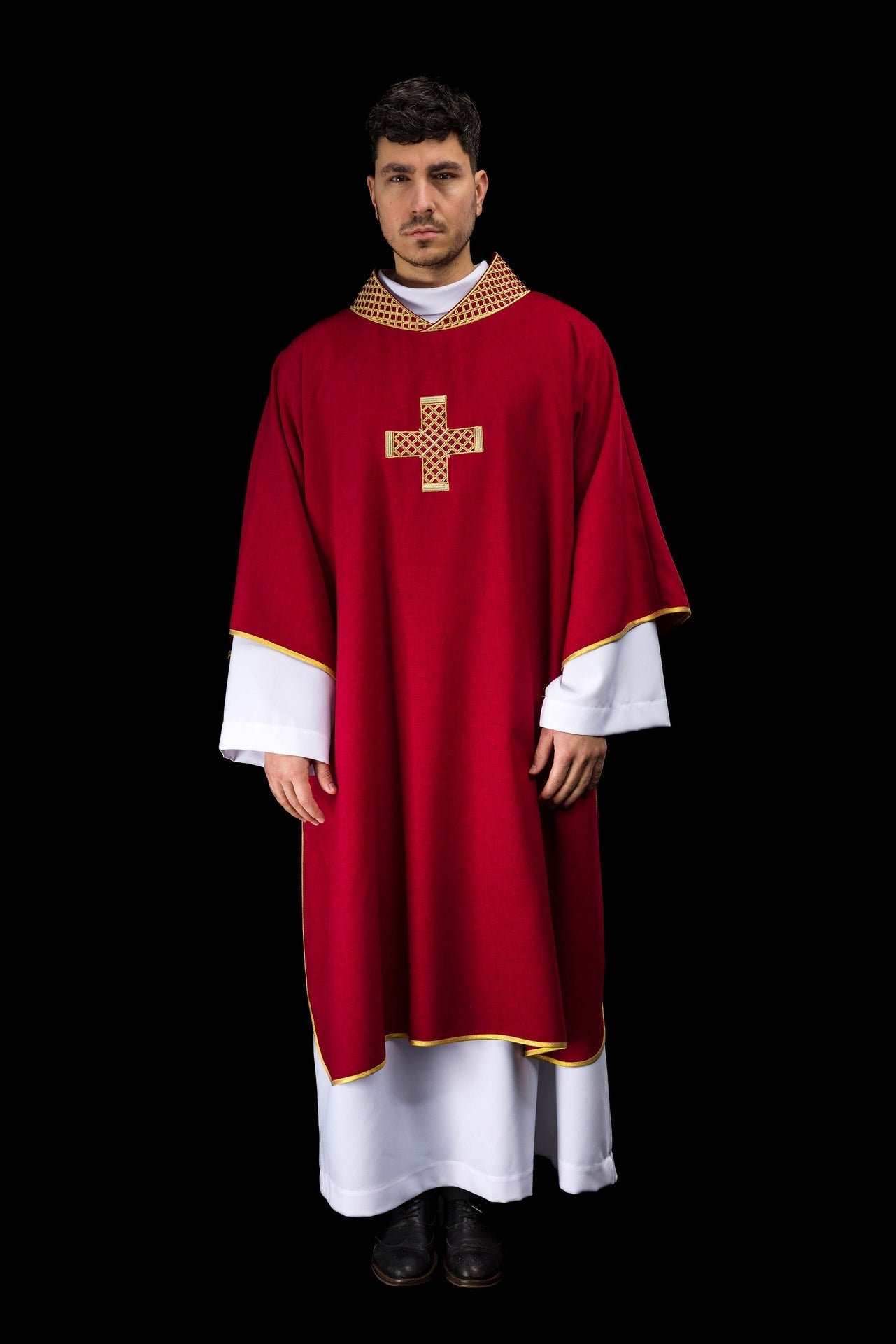 Dalmática roja con cruces bordadas y cuello