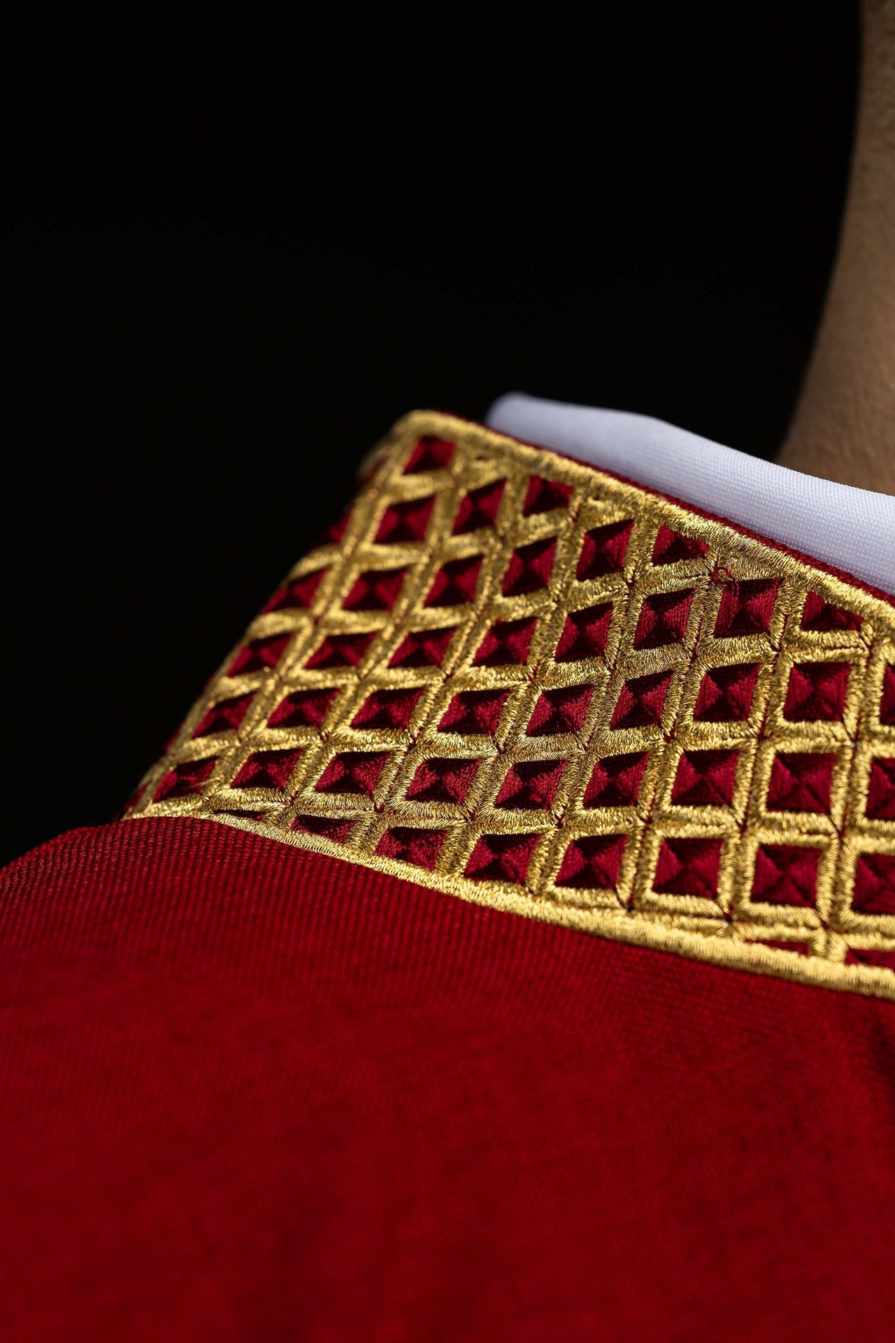 Dalmática roja con cruces bordadas y cuello