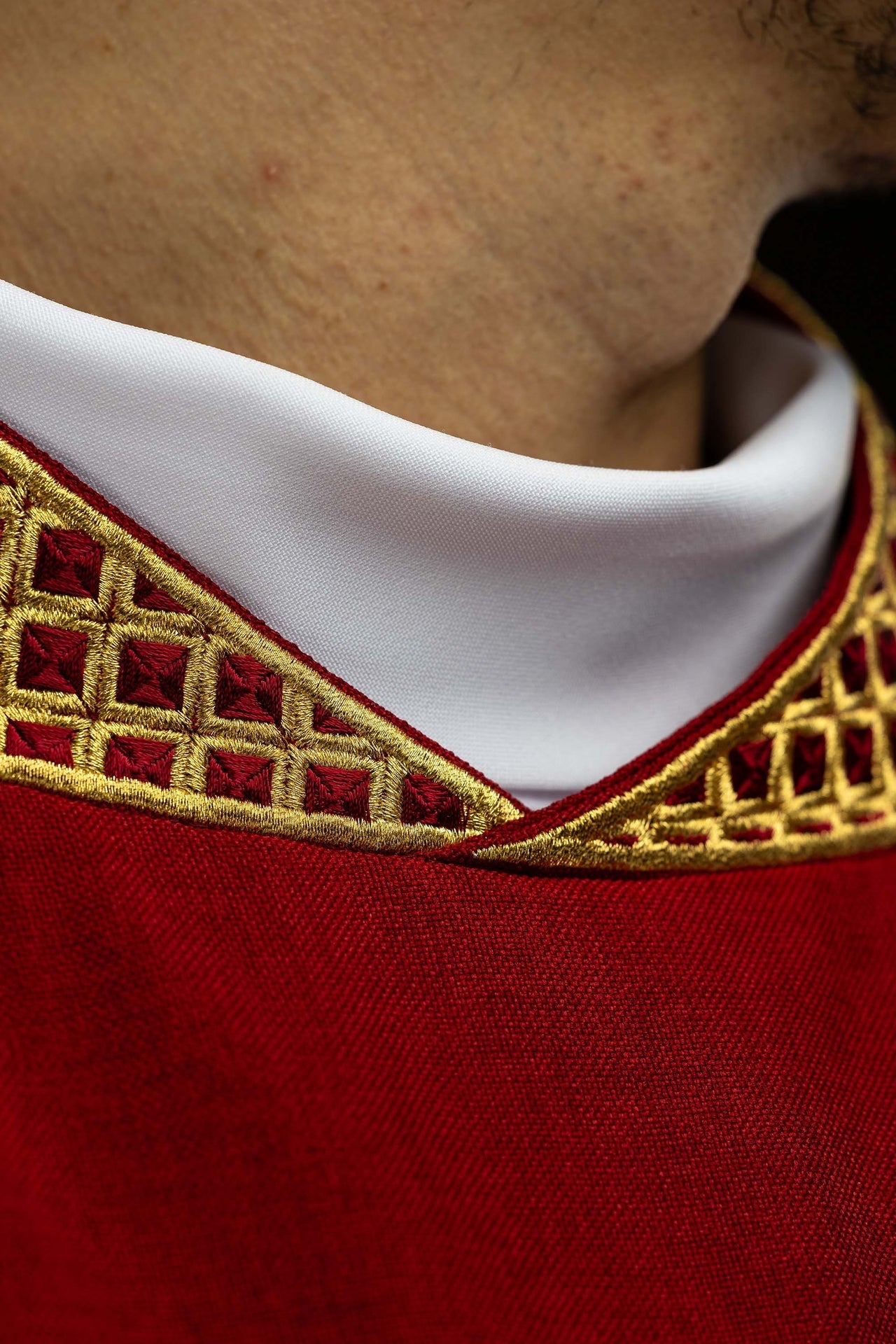 Dalmática roja con cruces bordadas y cuello