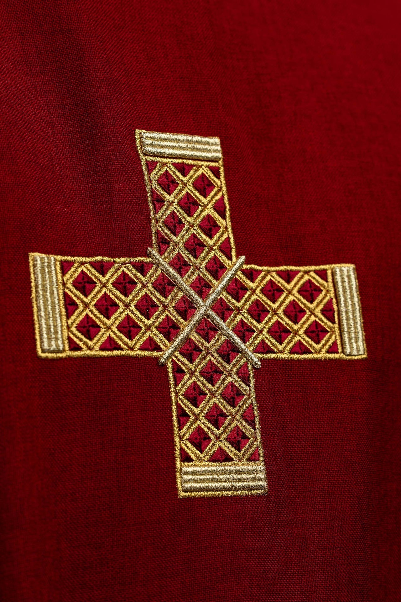 Dalmática roja con cruces bordadas y cuello