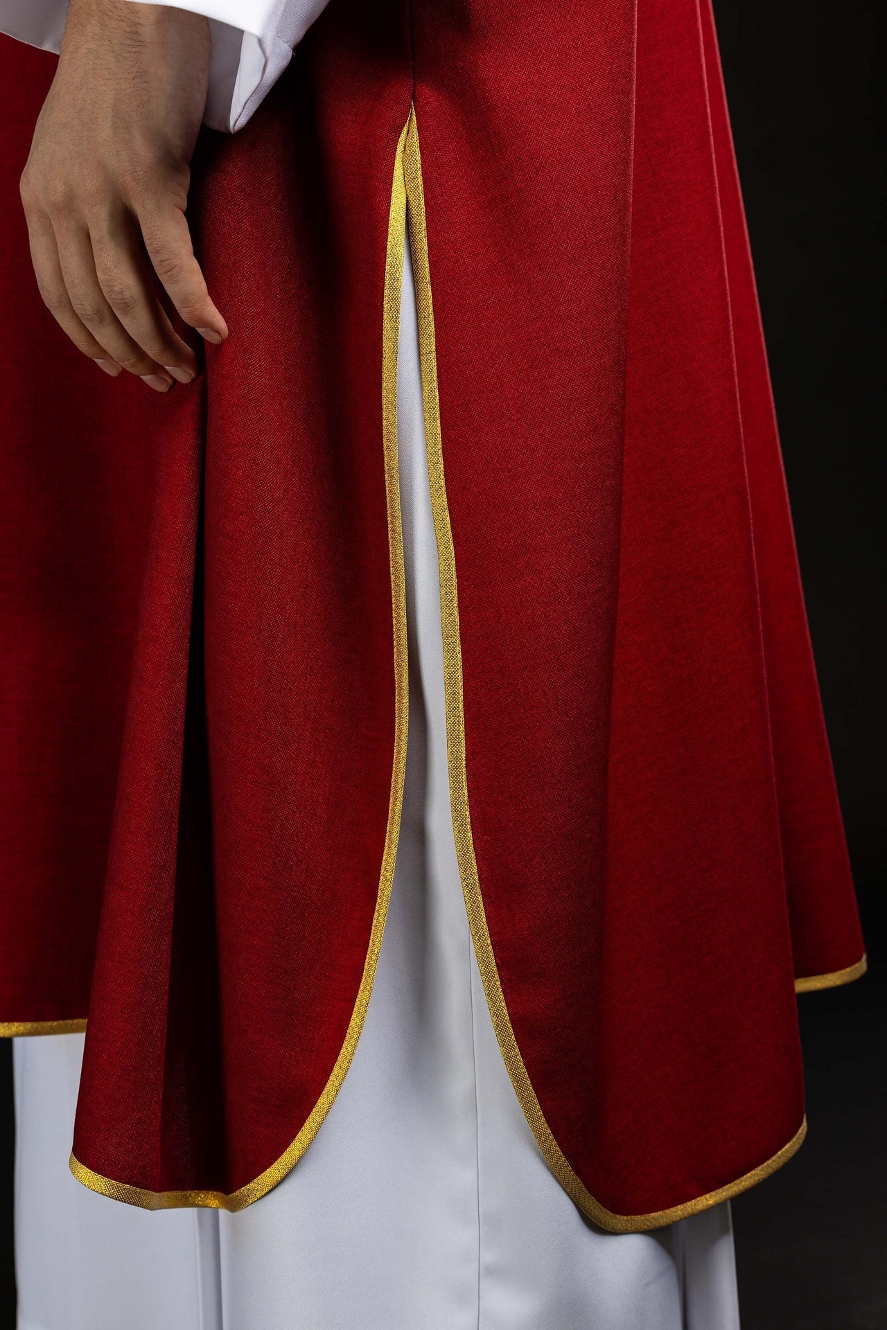 Dalmática roja con cruces bordadas y cuello