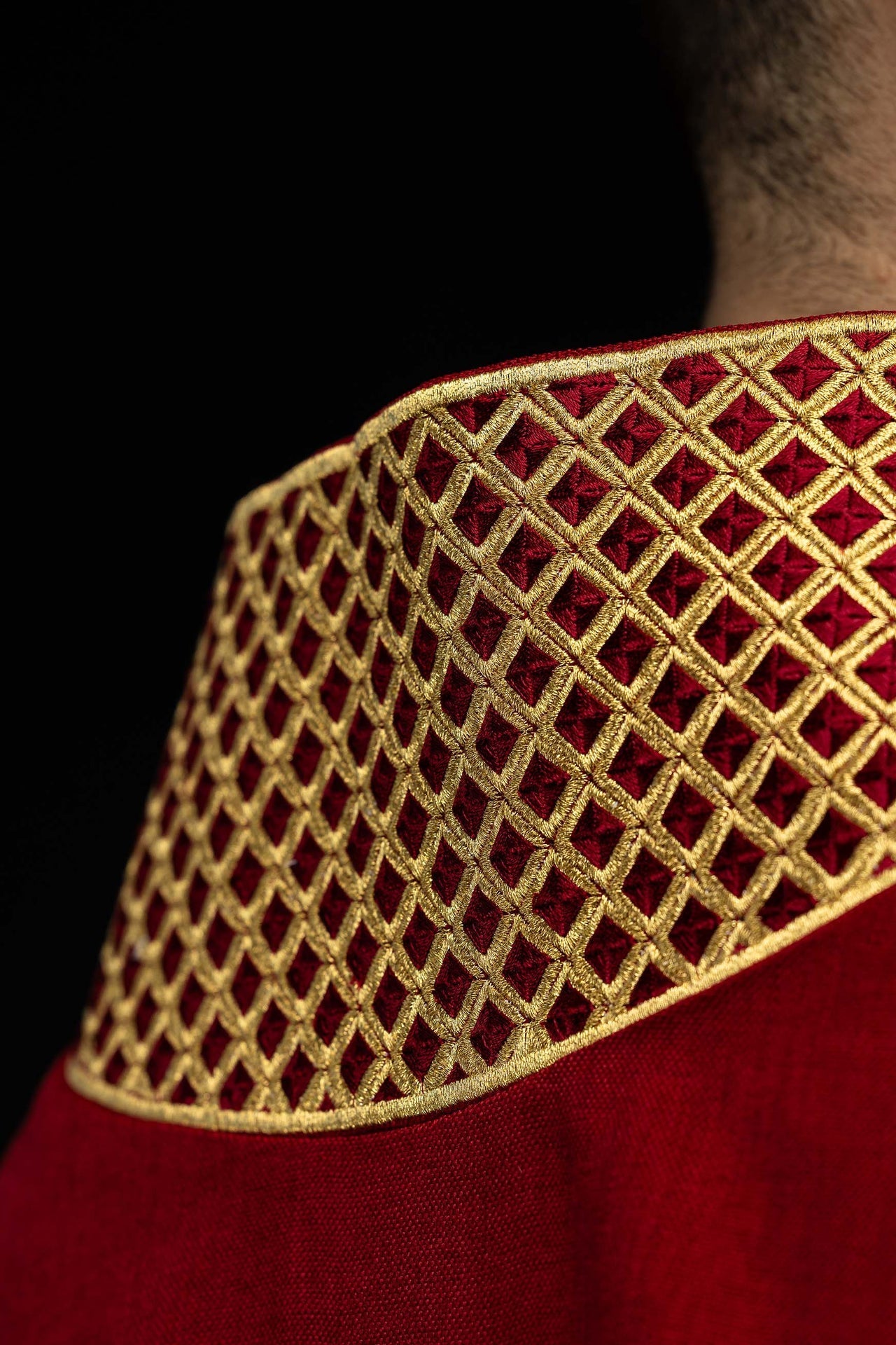 Dalmática roja con cruces bordadas y cuello