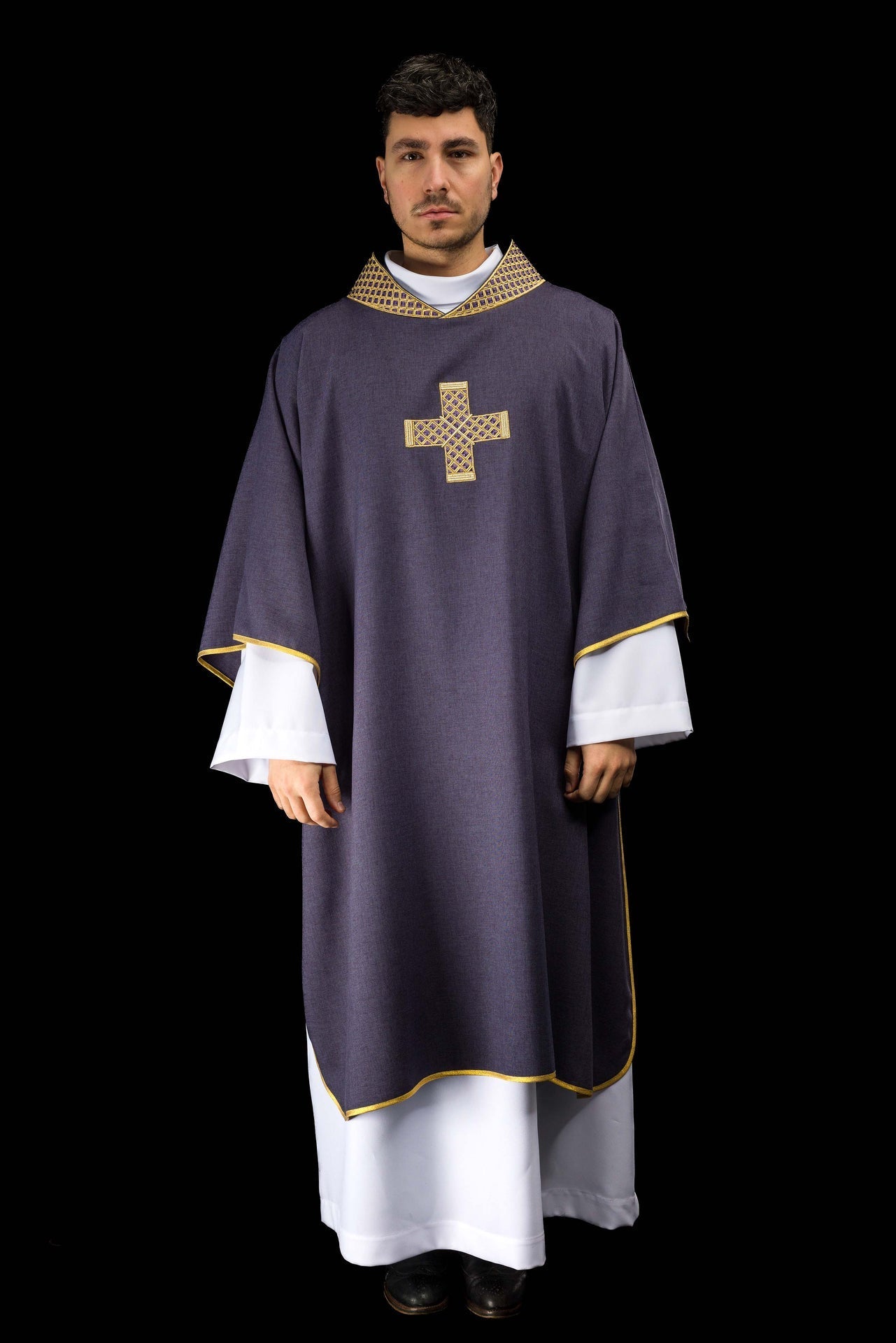 Dalmática morada con cruces bordadas y cuello