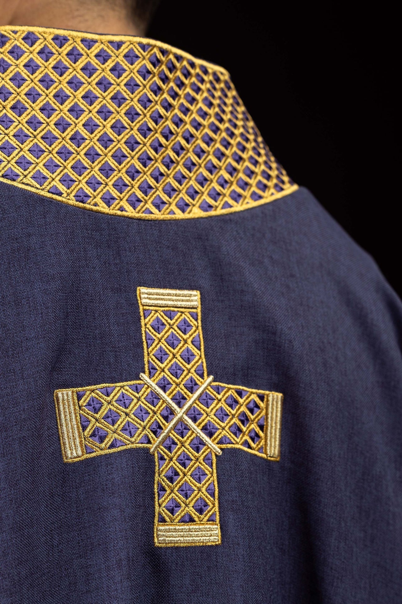Dalmática morada con cruces bordadas y cuello