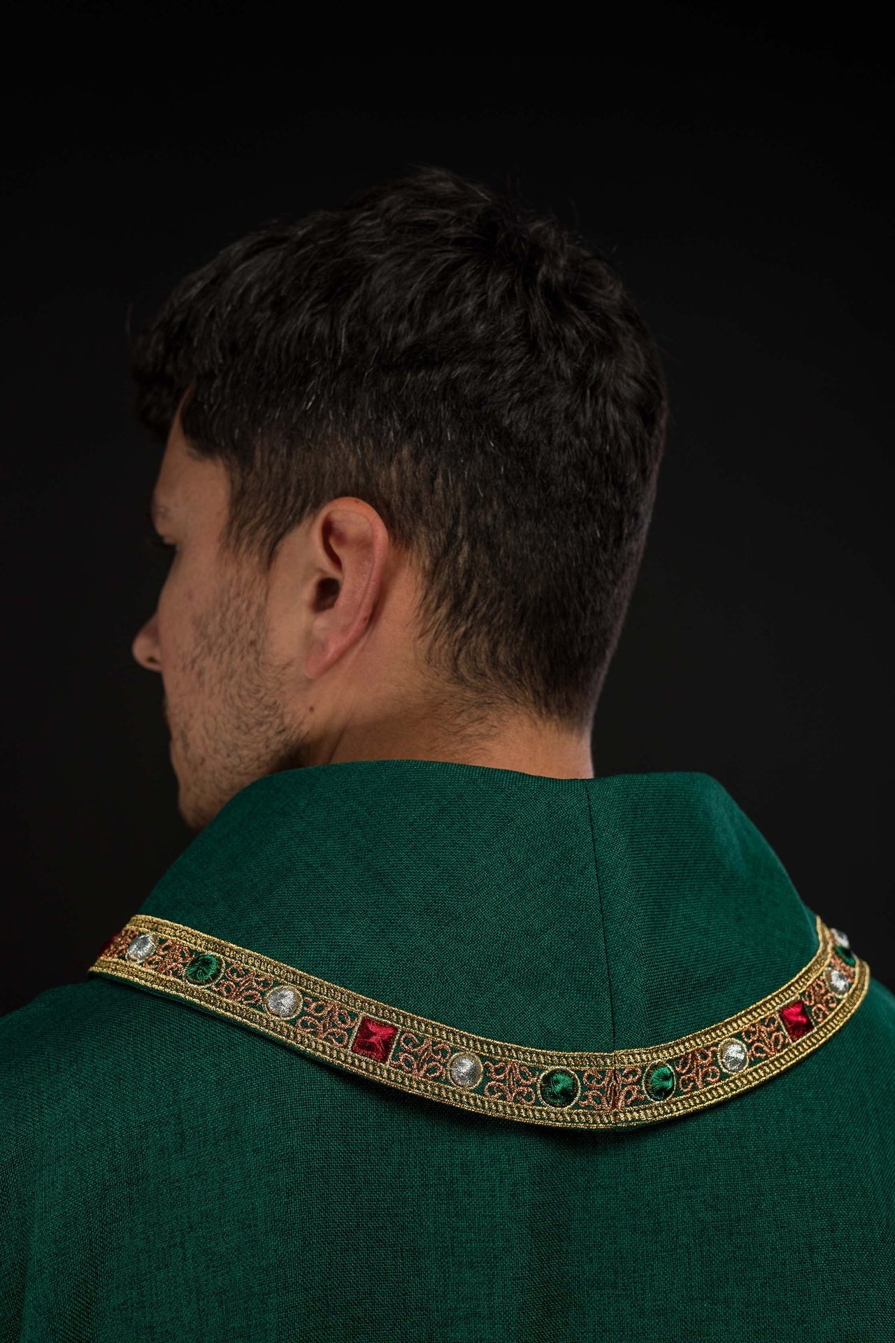 Dalmática con símbolo IHS y cuello en color verde
