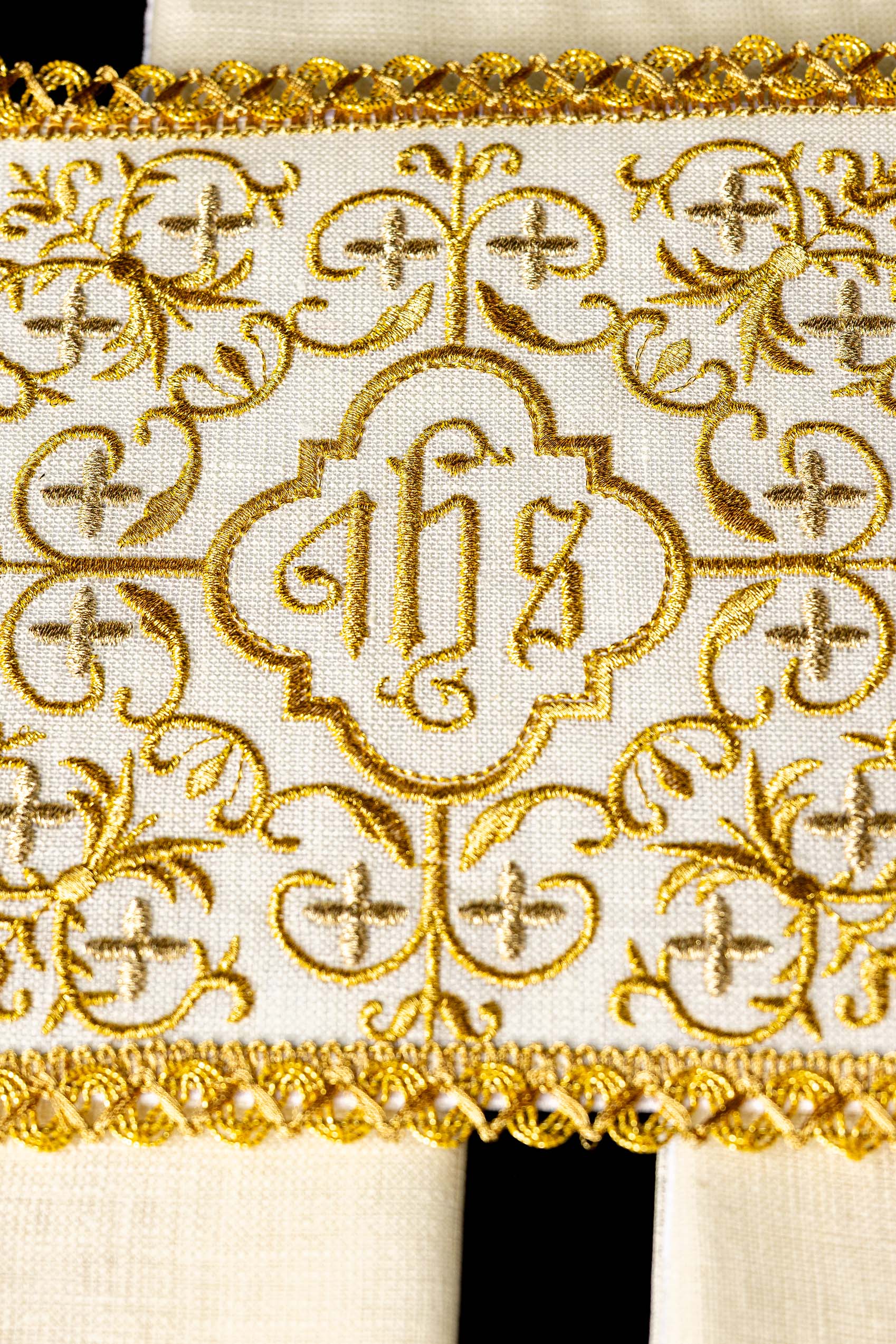 Juego de altar lino ricamente decorado con cruz y bordado JHS