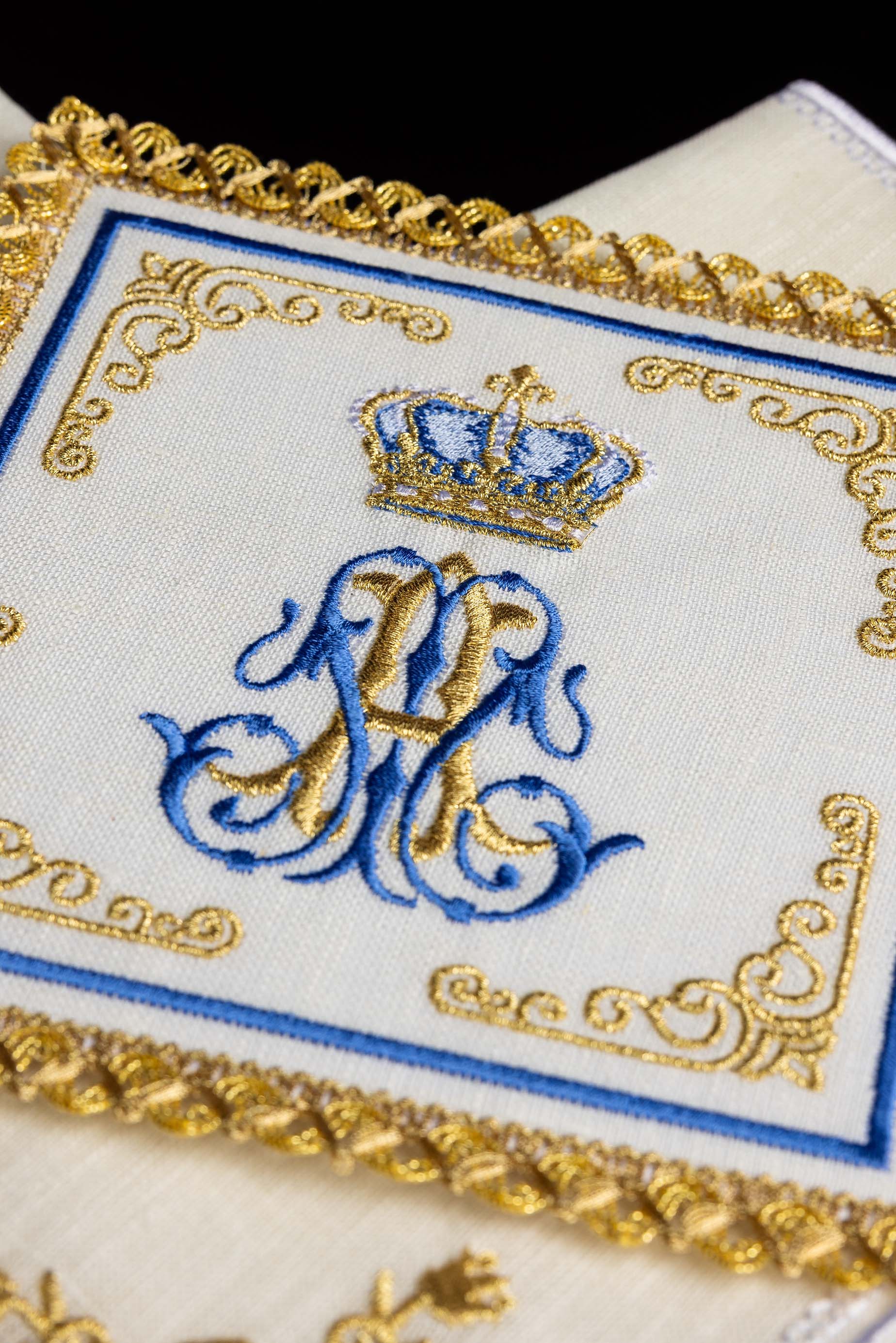 Servicio de altar lino con motivo mariano