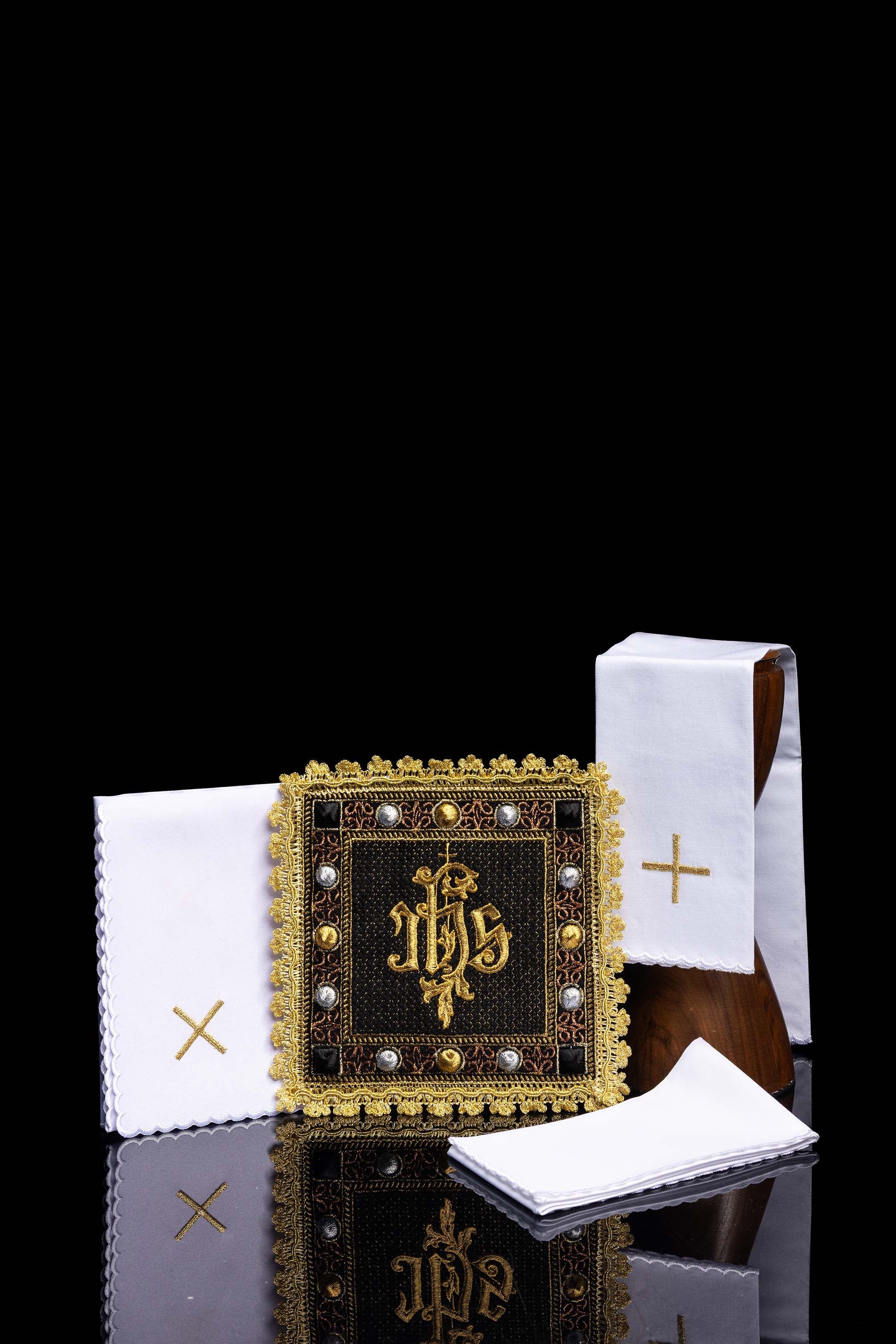 Servicio de altar de terciopelo en color negro con símbolo IHS bordado