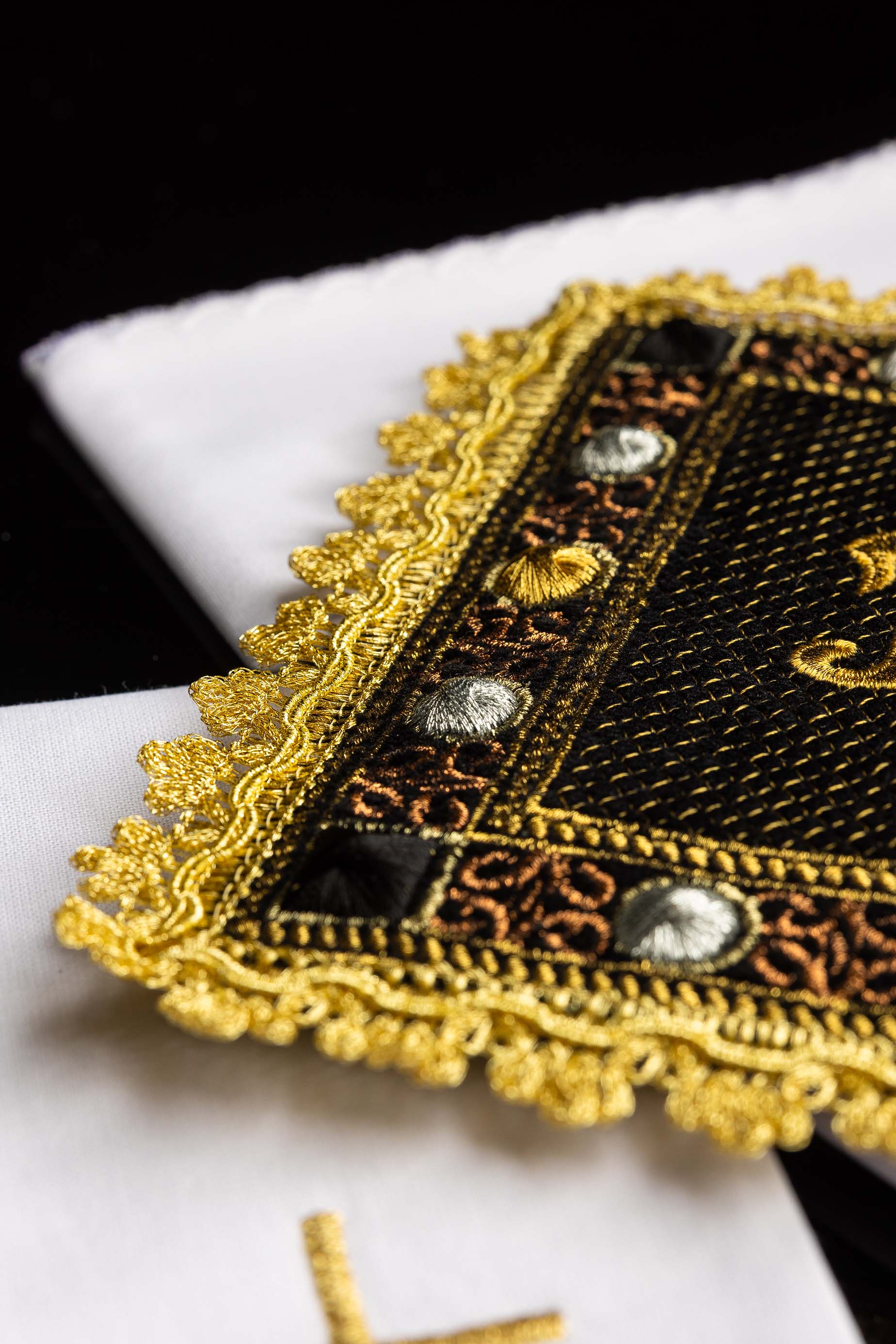 Servicio de altar de terciopelo en color negro con símbolo IHS bordado