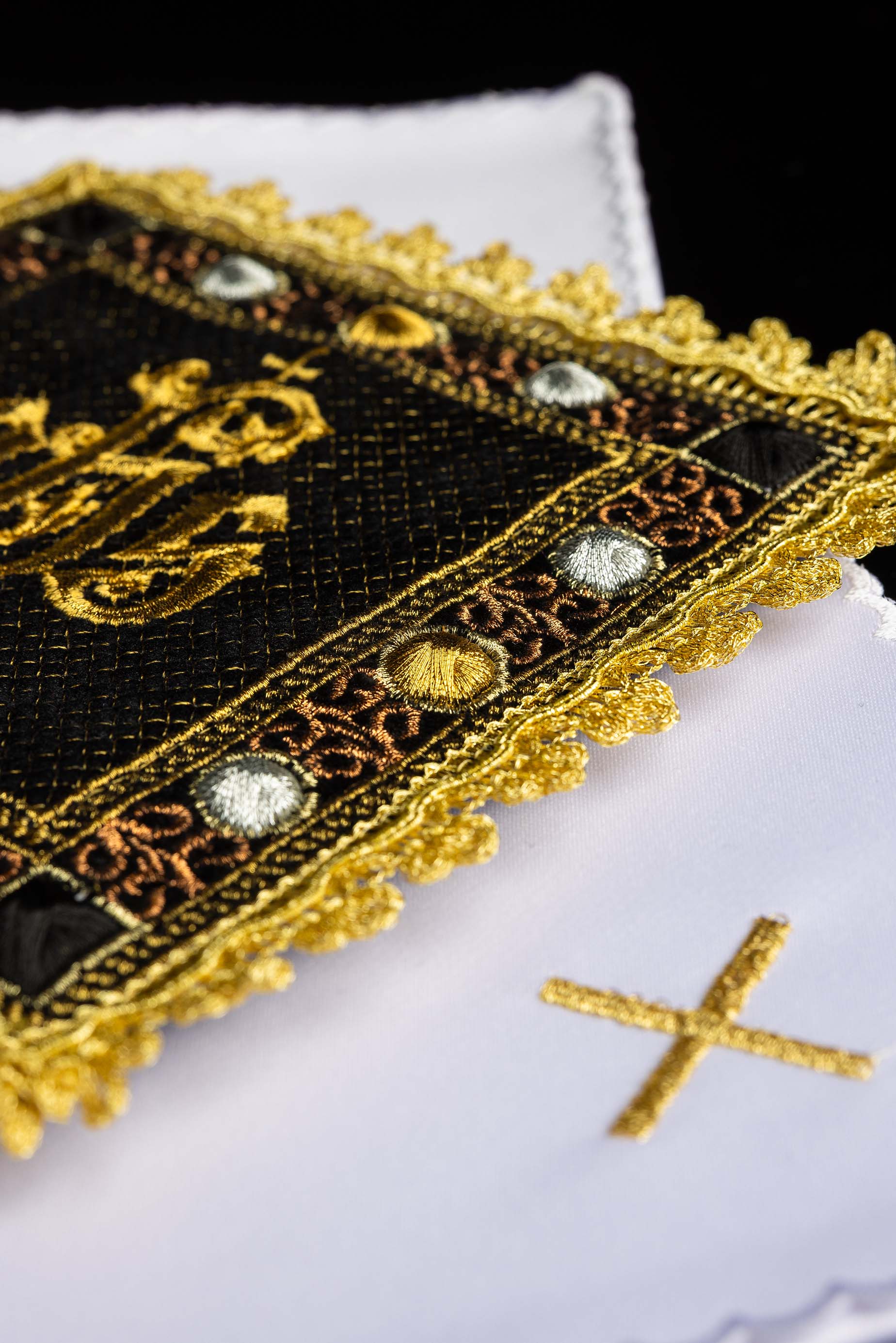Servicio de altar de terciopelo en color negro con símbolo IHS bordado