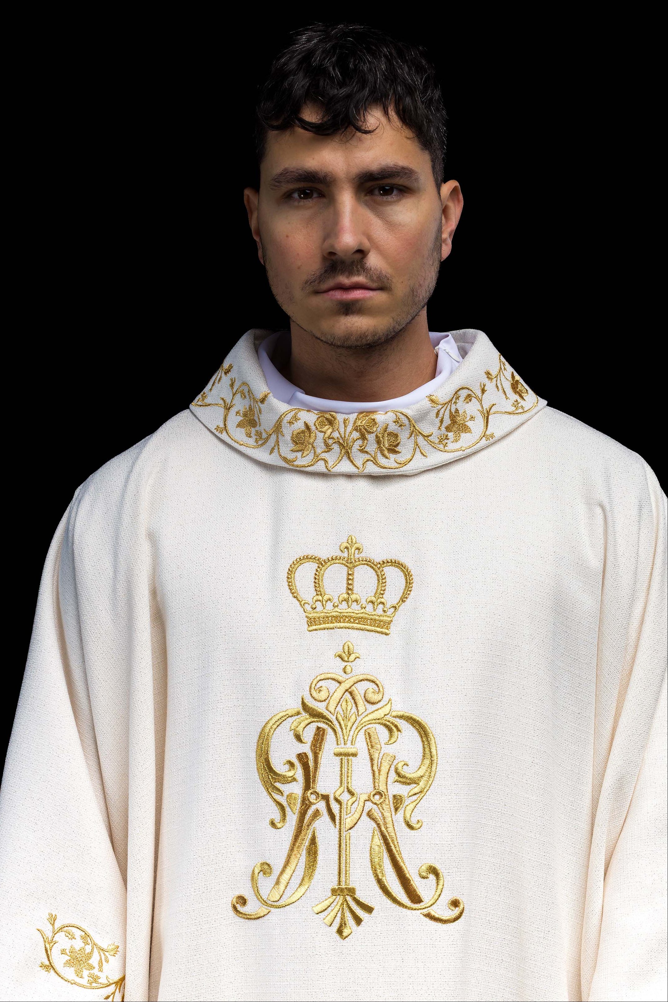 Casulla litúrgica con escudo mariano bordado y corona