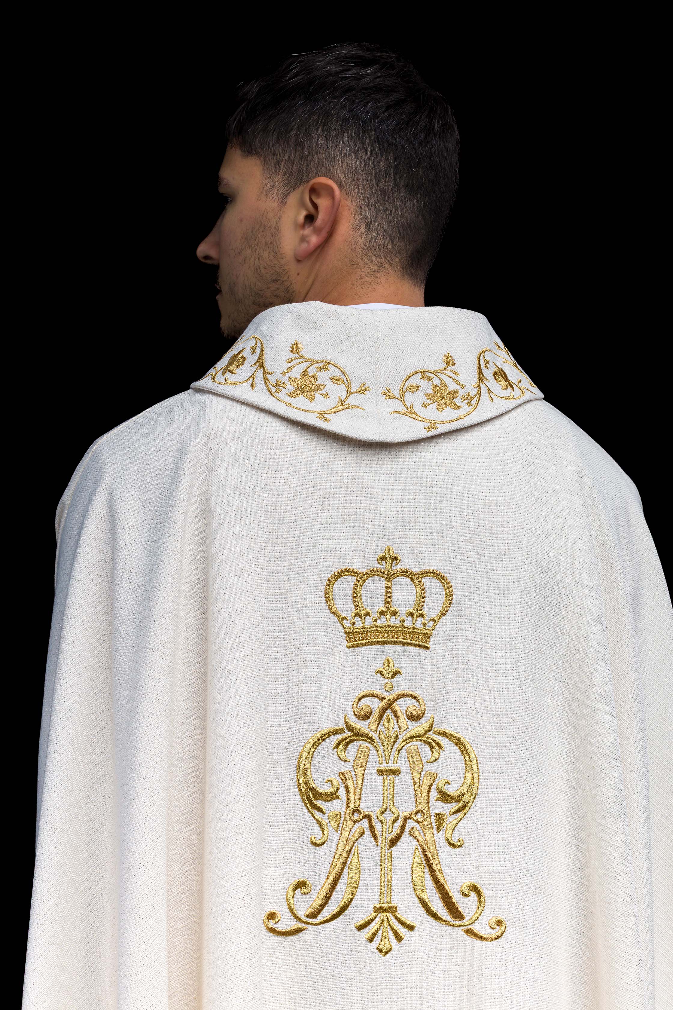 Casulla litúrgica con escudo mariano bordado y corona