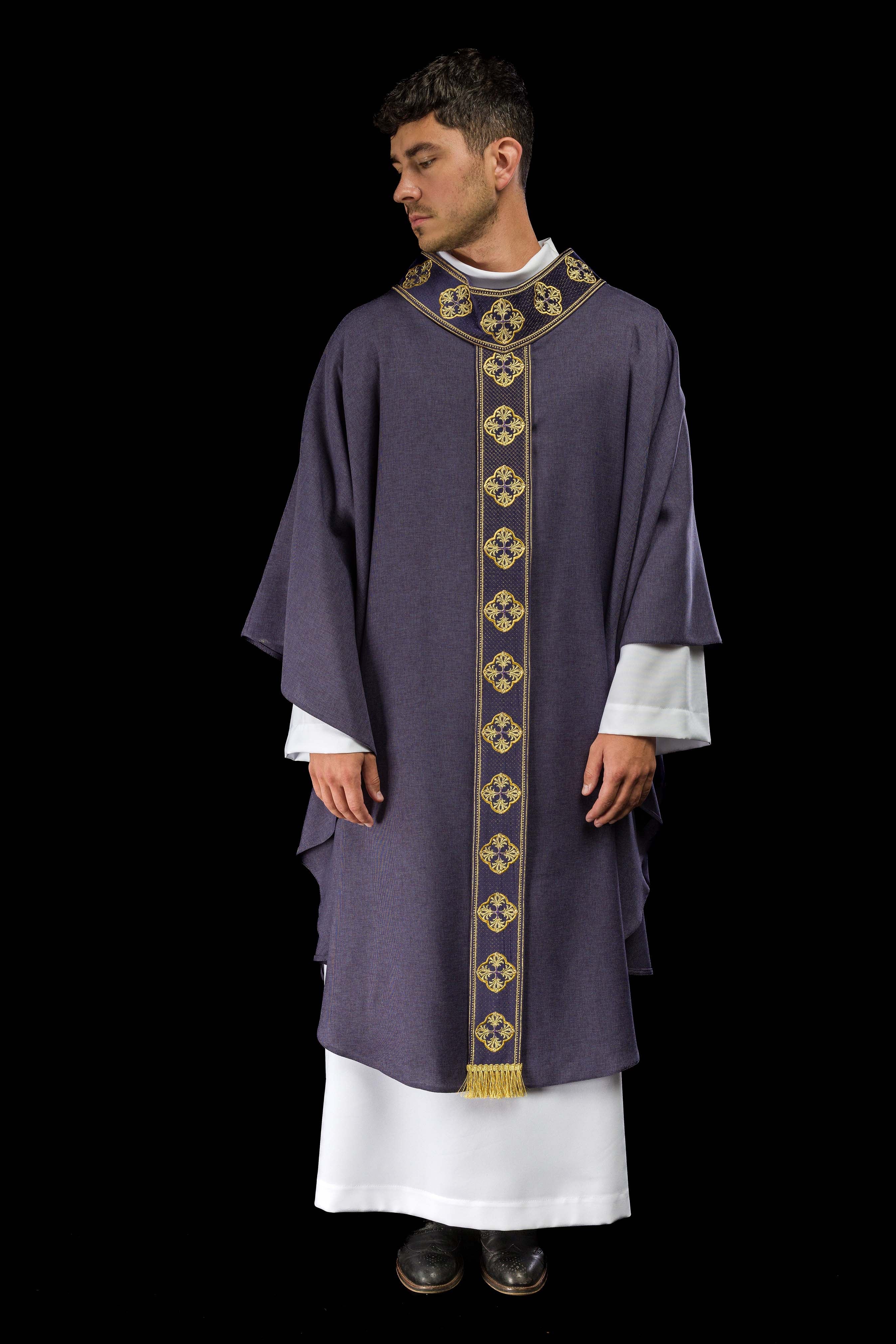 Casulla morada con cinturón bordado con cruces y cuello